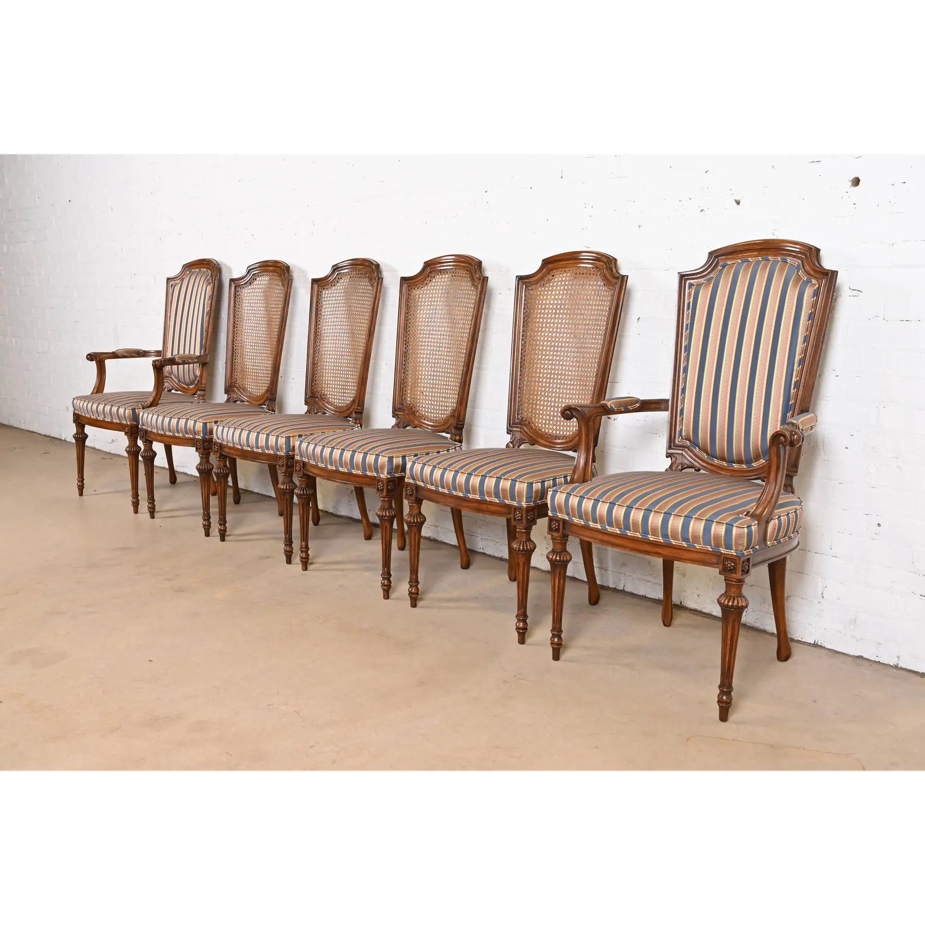 Uno splendido set di sei sedie da pranzo in stile Regency francese Luigi XVI

Alla maniera di Henredon

USA, circa anni '1960

Telaio in noce massiccio intagliato, con schienali a canne e sedili imbottiti.

Misure:
Sedie laterali: 19,5