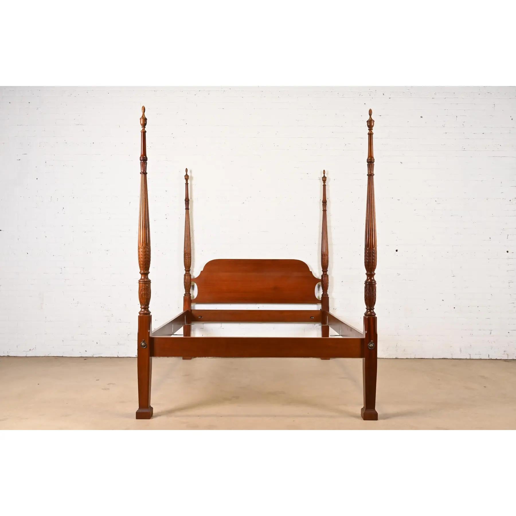 A gorgeous Georgian or Federal style four poster queen size bed

In the manner of Henredon

USA, Circa 1980s

Carved solid mahogany, with brass accents.

Measures: 65.25