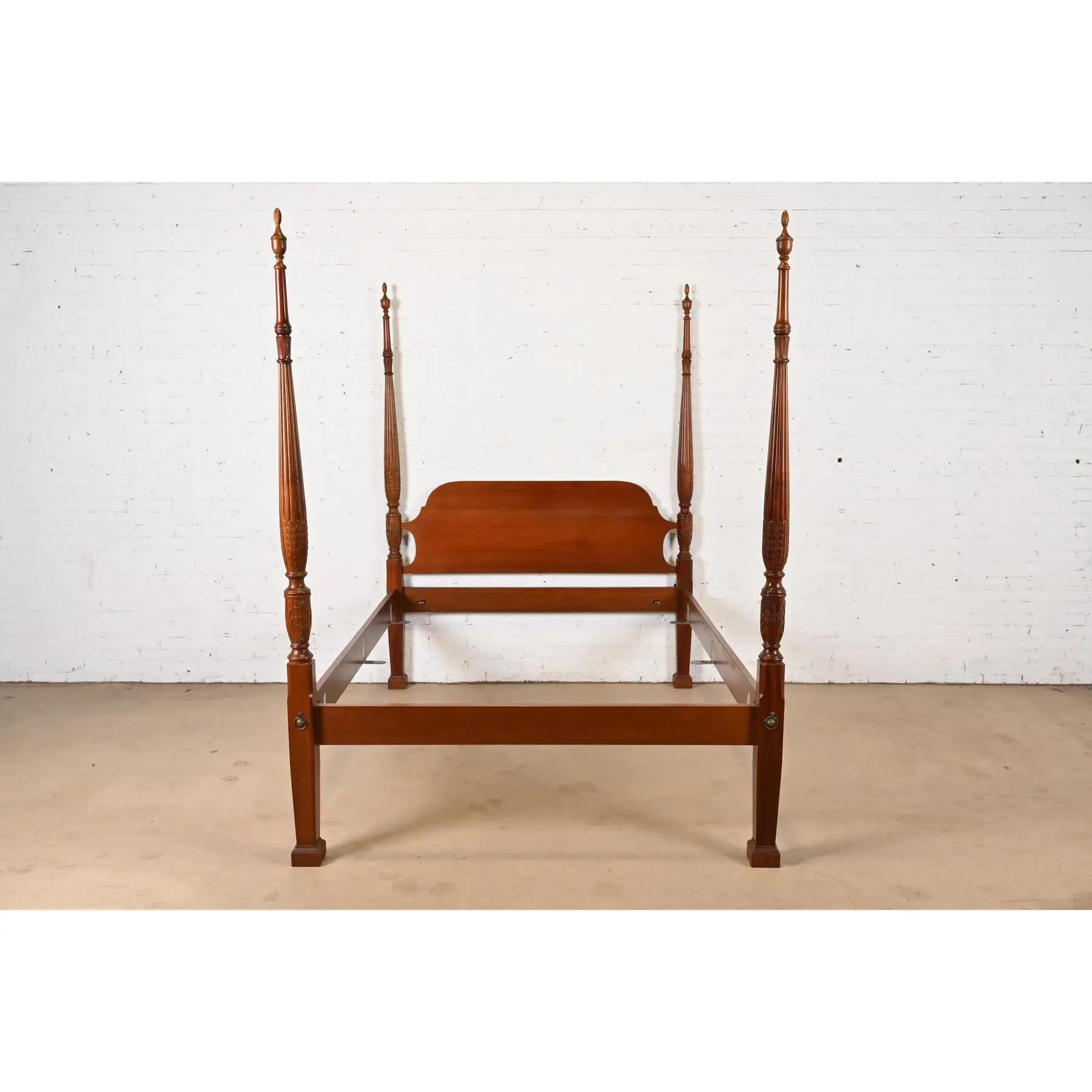 Federal Henredon Style Georgian Carved Mahogany Queen Size Poster Bed For Sale