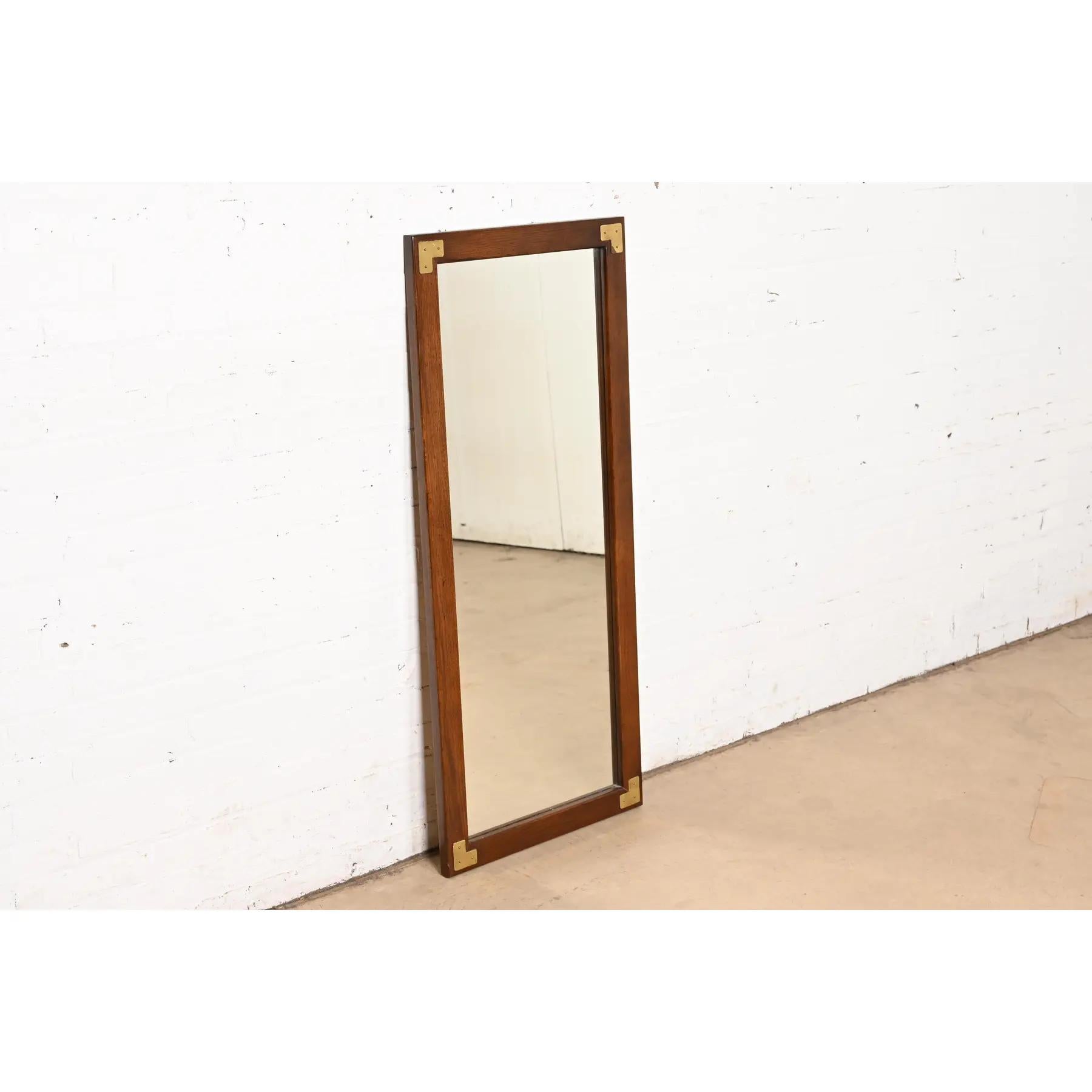 Henredon Style Mid-Century Hollywood Regency Campaign Oak and Brass Wall Mirror In Good Condition In South Bend, IN