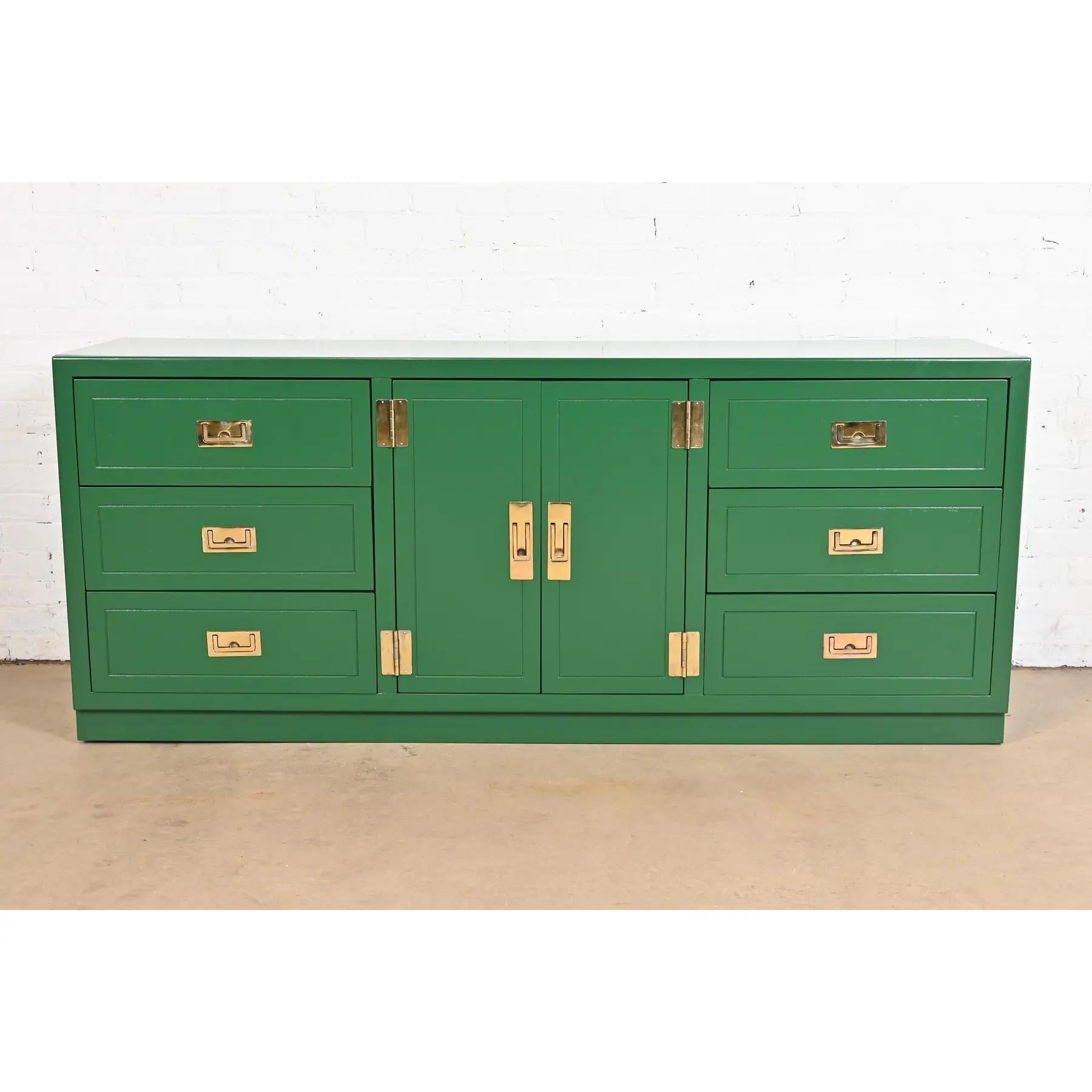 Un'eccezionale cassettiera o credenza in stile Hollywood Regency Campaign, moderna e di metà secolo.

Alla maniera di Henredon

Da Dixie

USA, circa anni '1970

Noce laccato verde, con ferramenta originale in ottone.

Misure: 72 