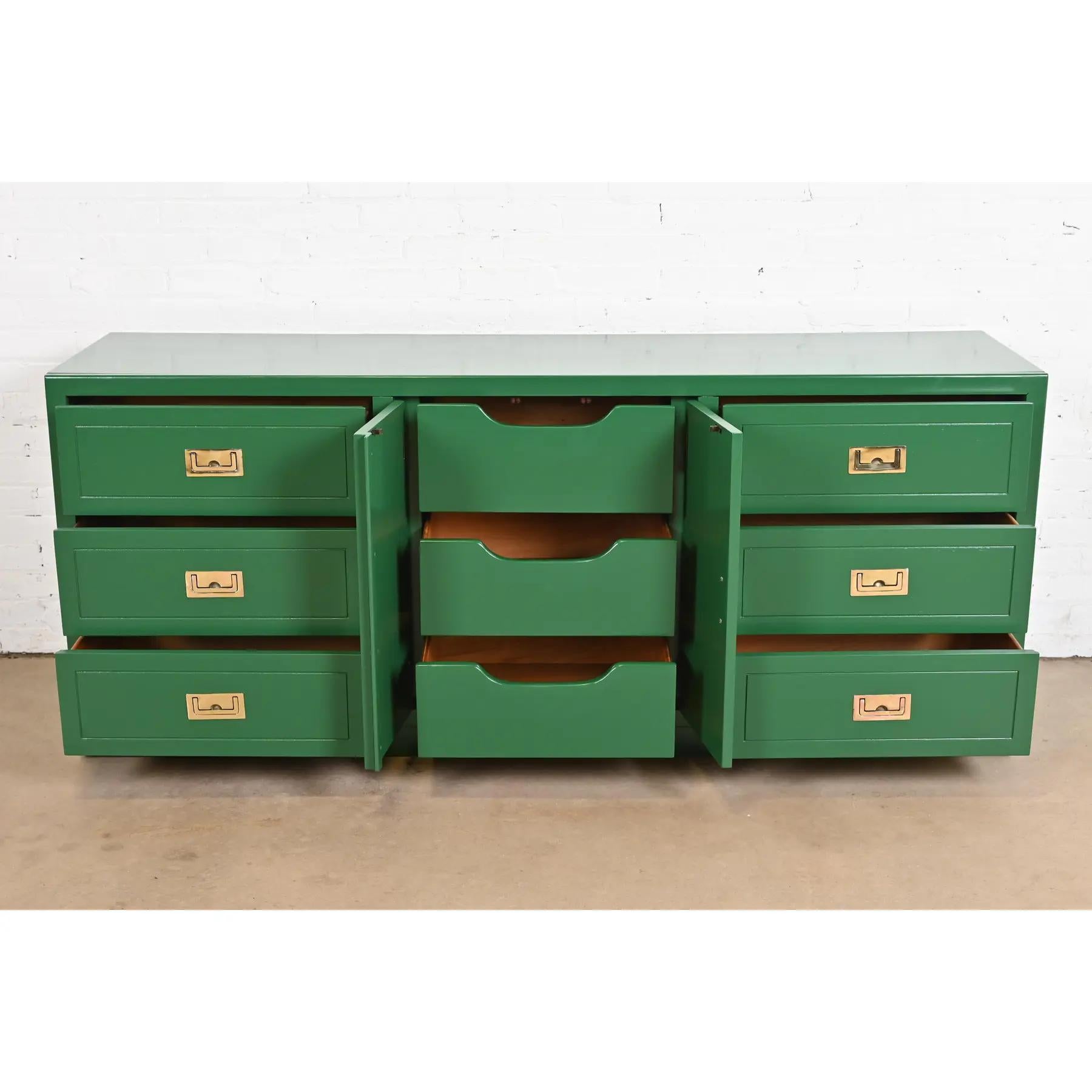 Ottone Comò laccato verde in stile Henredon, metà del secolo scorso, Hollywood Regency, rifinito in vendita