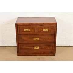 Henredon Style Mid-Century Modern Campaigner Eiche Bachelor Chest, CIRCA 1970s