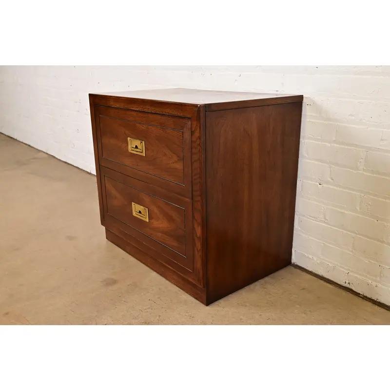 Henredon Style Mid-Century Modern Campaign Oak Nightstand, Circa 1970s In Good Condition For Sale In South Bend, IN