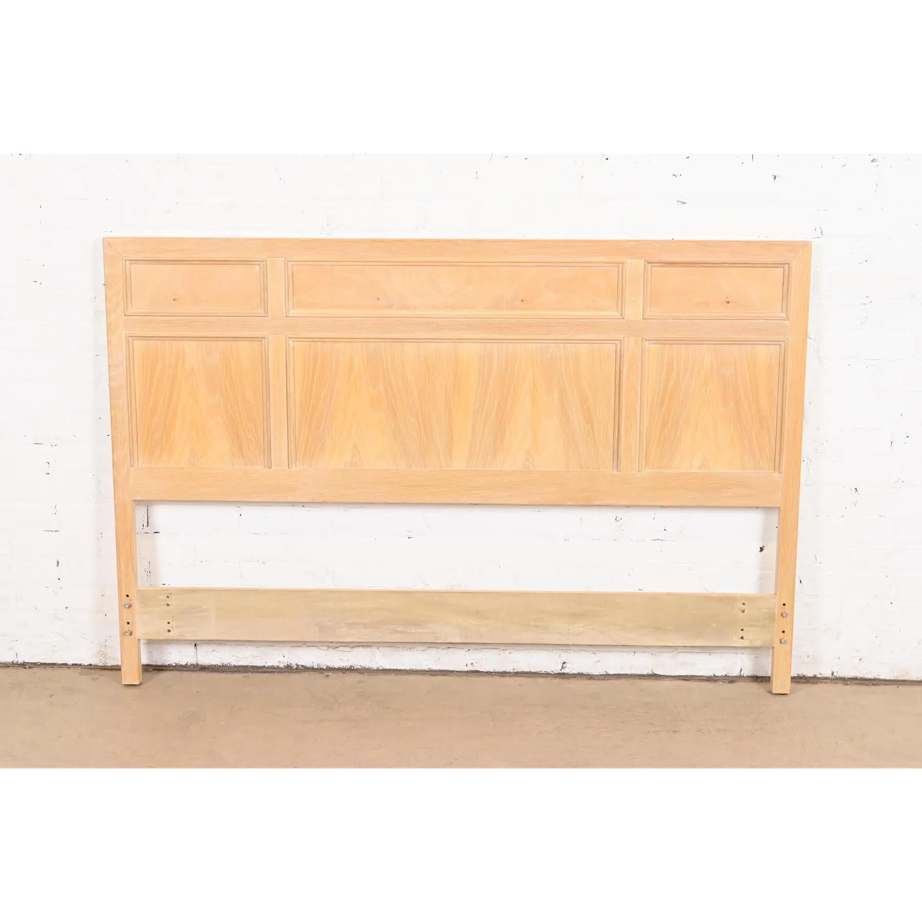  A gorgeous Mid-Century Modern Campaign style queen size headboard

In the manner of Henredon

USA, Circa 1970s

Measures: 60