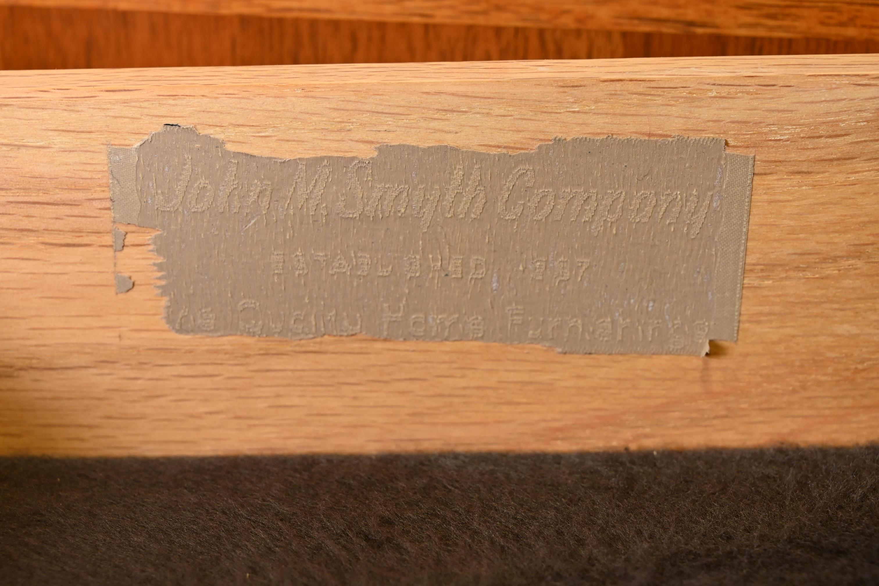 Credenza in legno di noce scolpito in stile Henredon, anni '60 in vendita 3