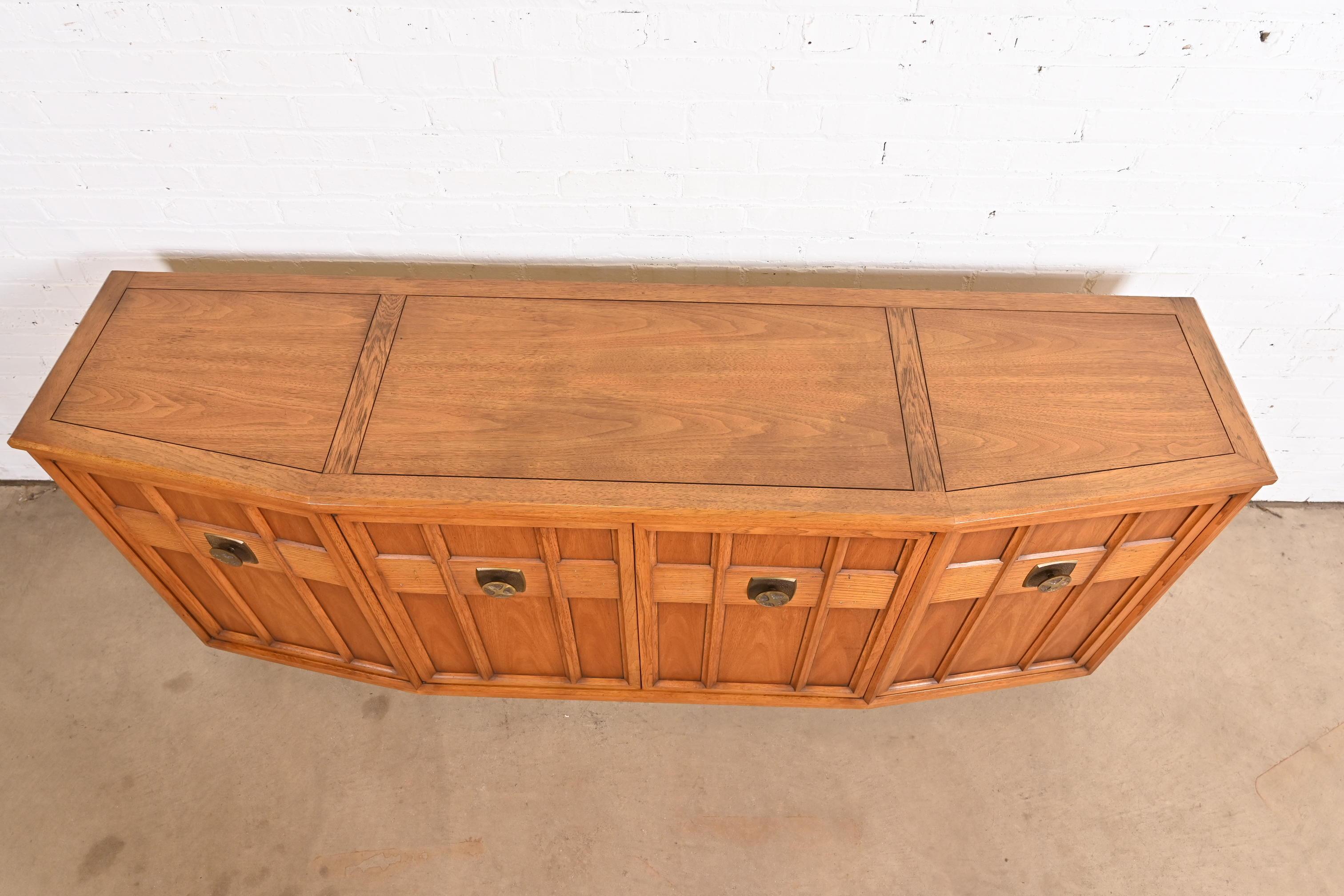 Credenza in legno di noce scolpito in stile Henredon, anni '60 in vendita 4