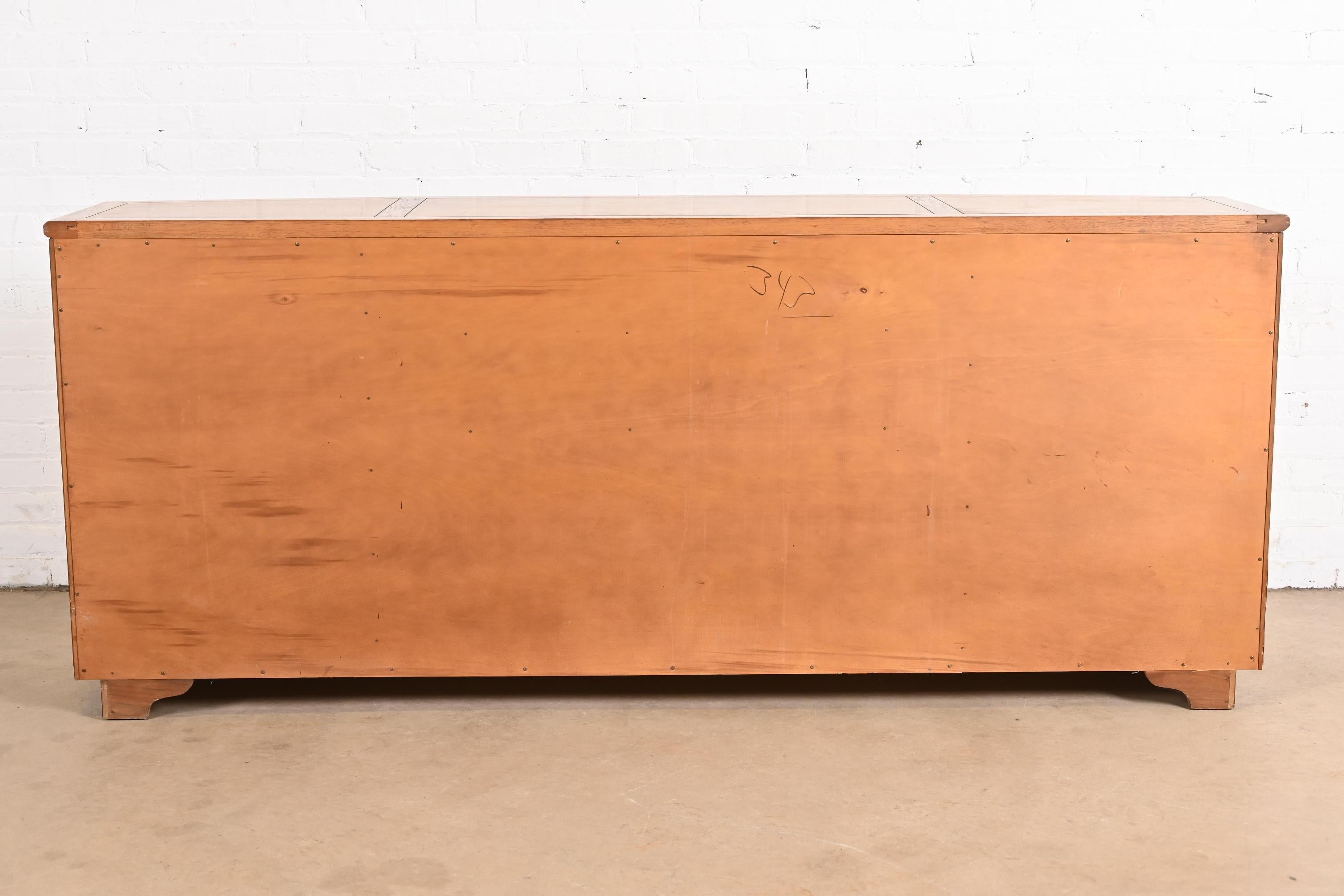Credenza in legno di noce scolpito in stile Henredon, anni '60 in vendita 5