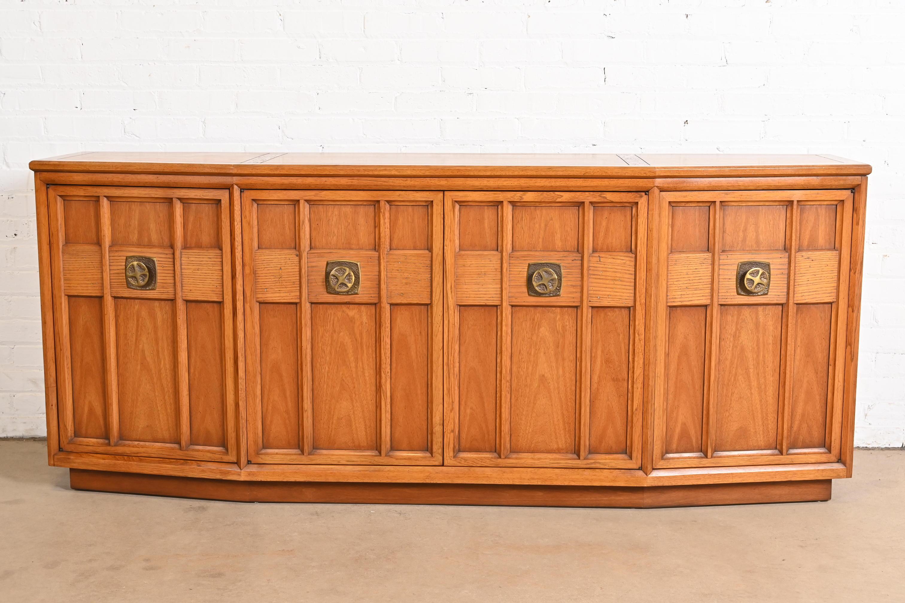 Un'eccezionale credenza, credenza o mobile bar in stile Mid-Century Modern

Alla maniera di Henredon 

Rivenduto dal rivenditore di fascia alta di Chicago John M. I.

USA, anni '60

Splendido noce scolpito, con ferramenta originale in