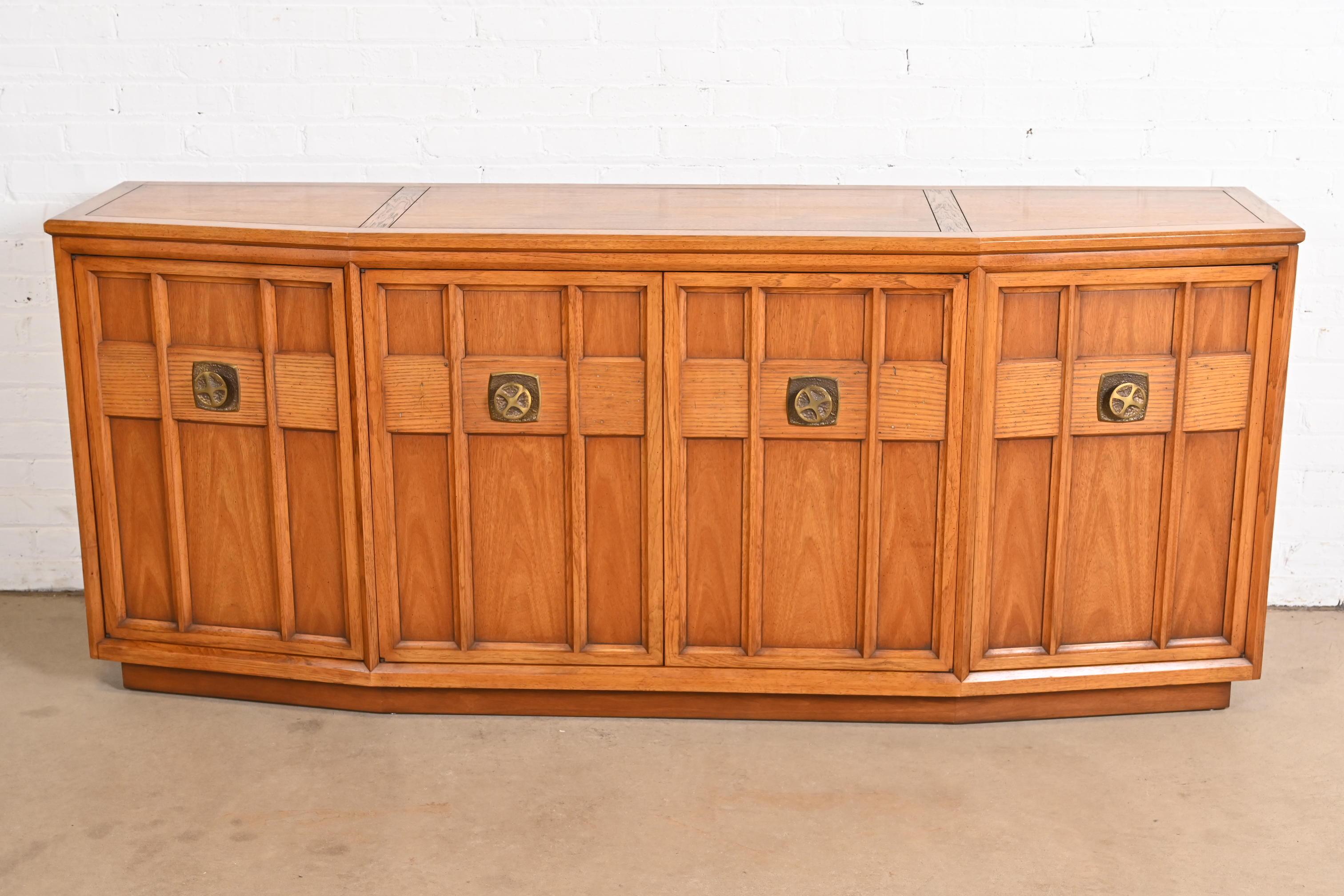 Mid-Century moderno Credenza in legno di noce scolpito in stile Henredon, anni '60 in vendita
