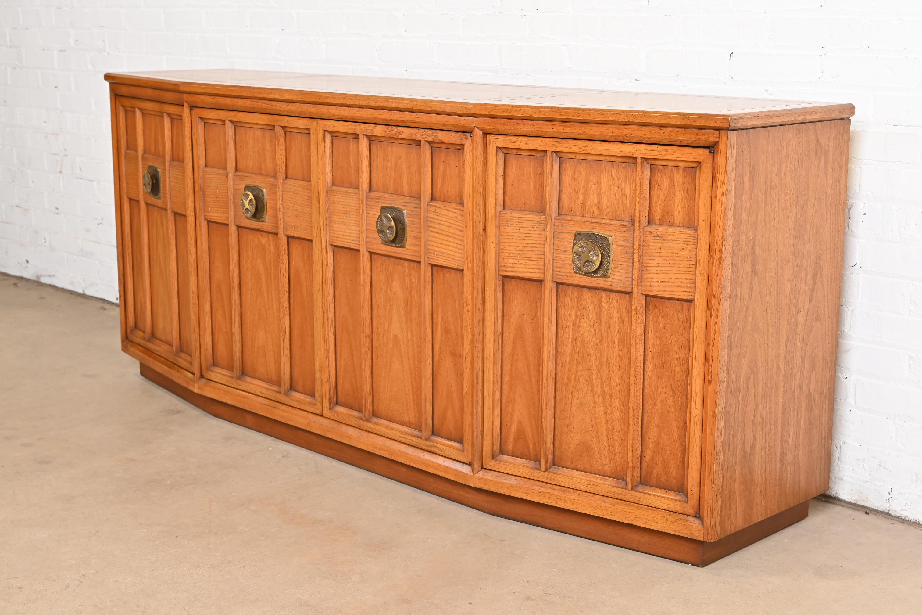 Americano Credenza in legno di noce scolpito in stile Henredon, anni '60 in vendita
