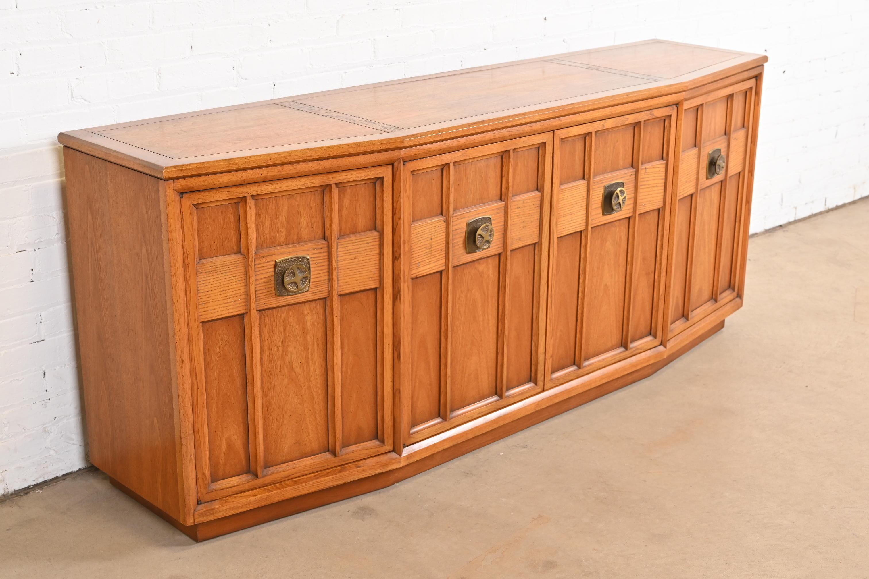 Credenza in legno di noce scolpito in stile Henredon, anni '60 In condizioni buone in vendita a South Bend, IN