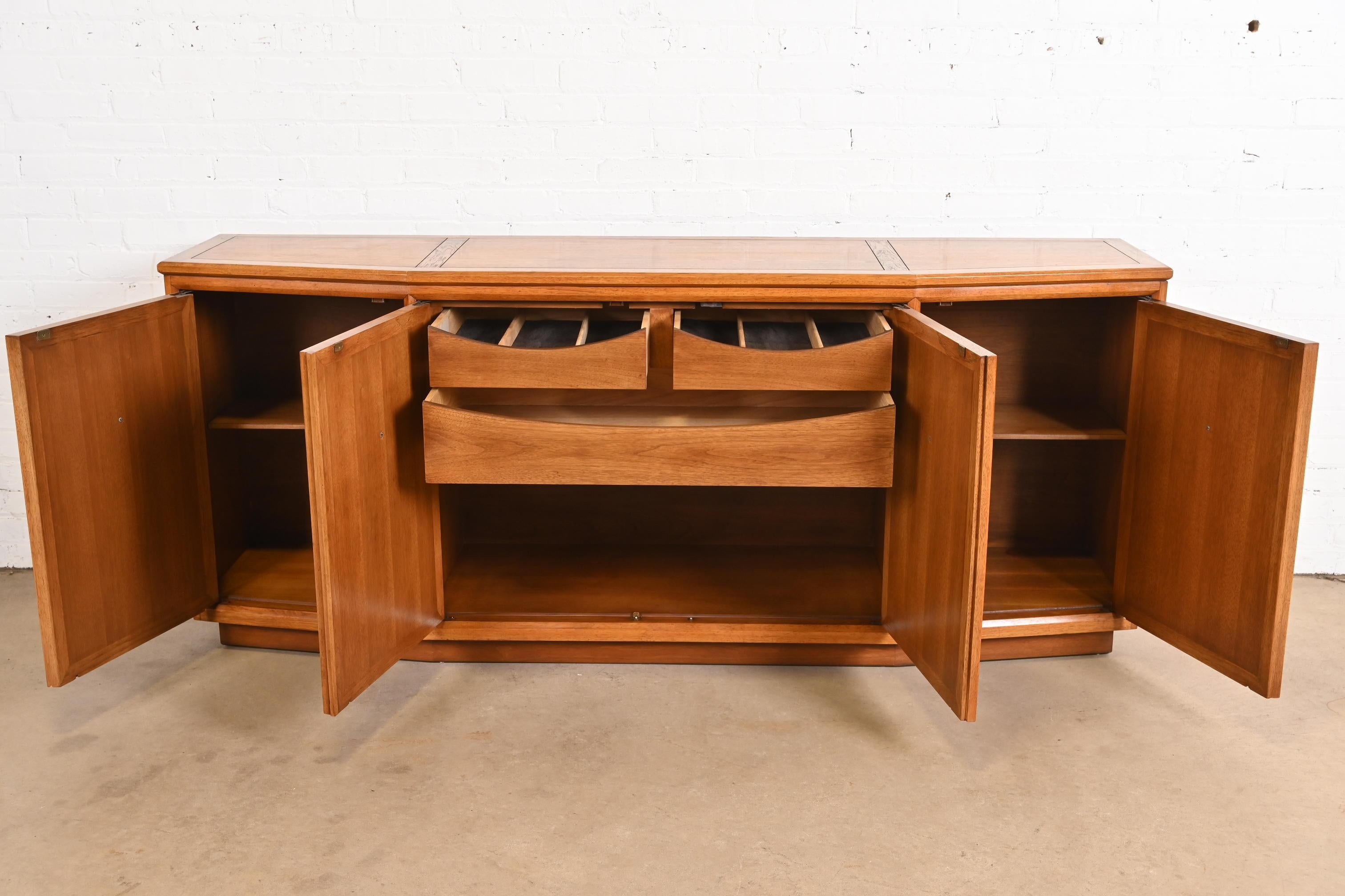 Metà XX secolo Credenza in legno di noce scolpito in stile Henredon, anni '60 in vendita