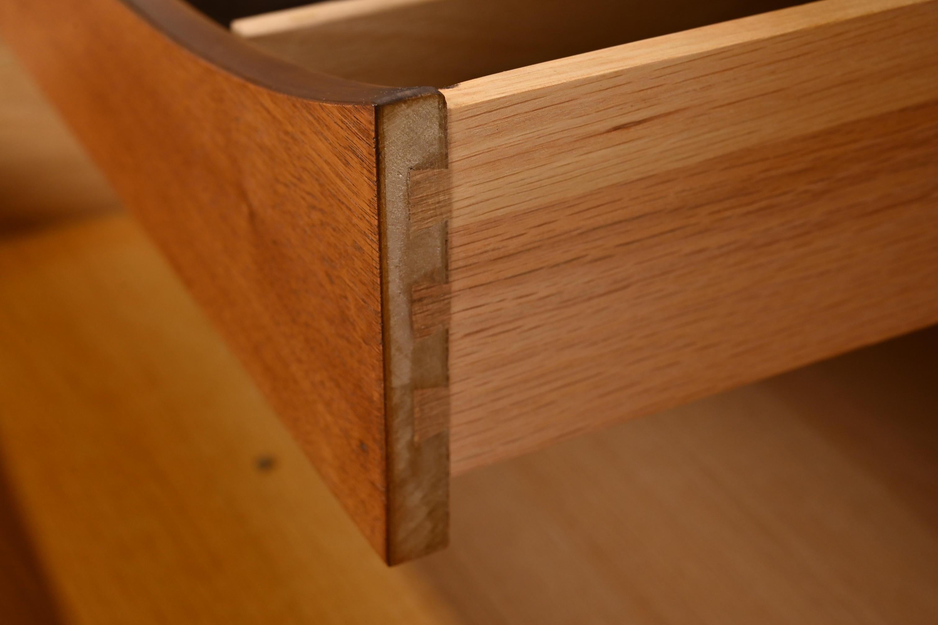 Ottone Credenza in legno di noce scolpito in stile Henredon, anni '60 in vendita