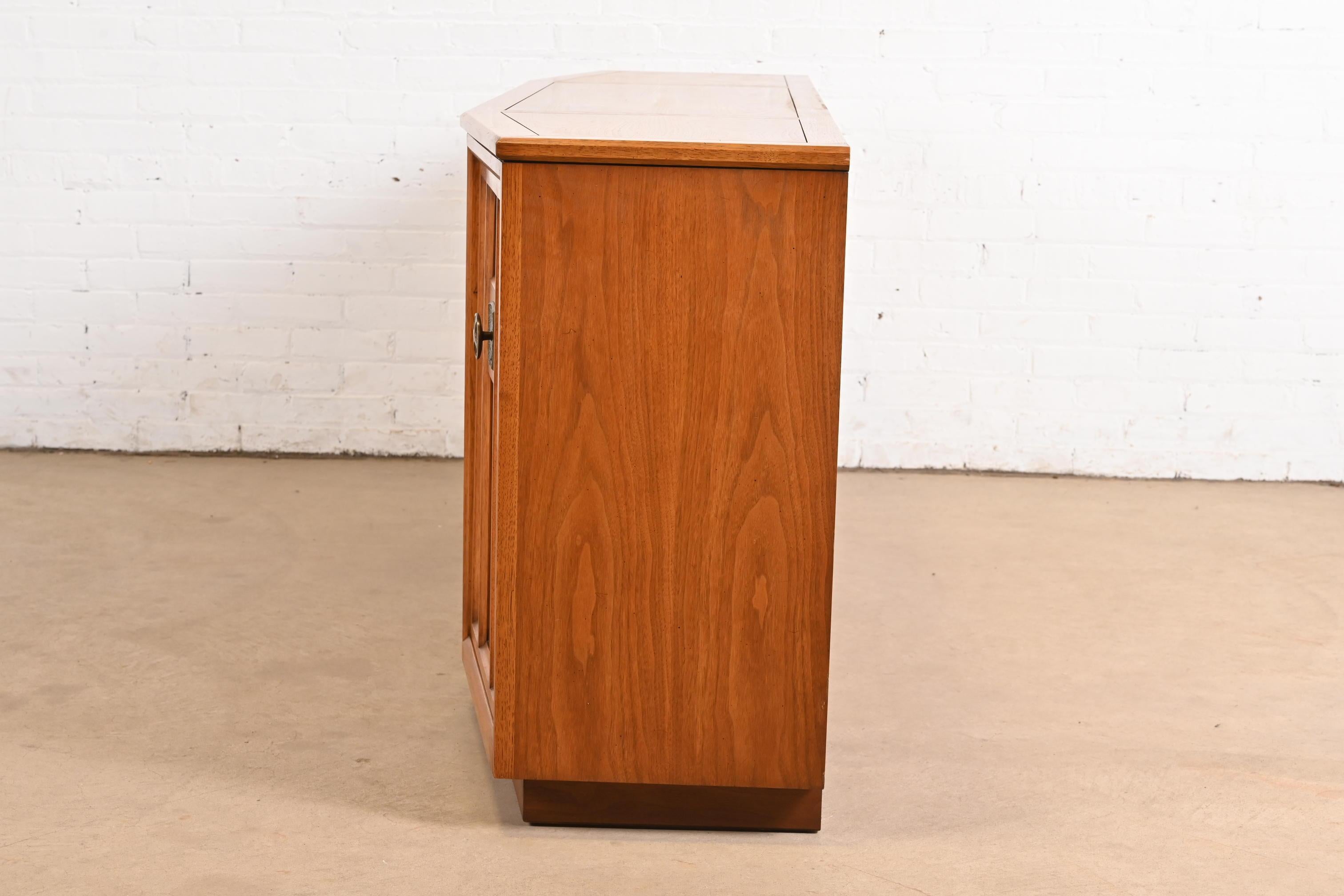 Credenza in legno di noce scolpito in stile Henredon, anni '60 in vendita 2