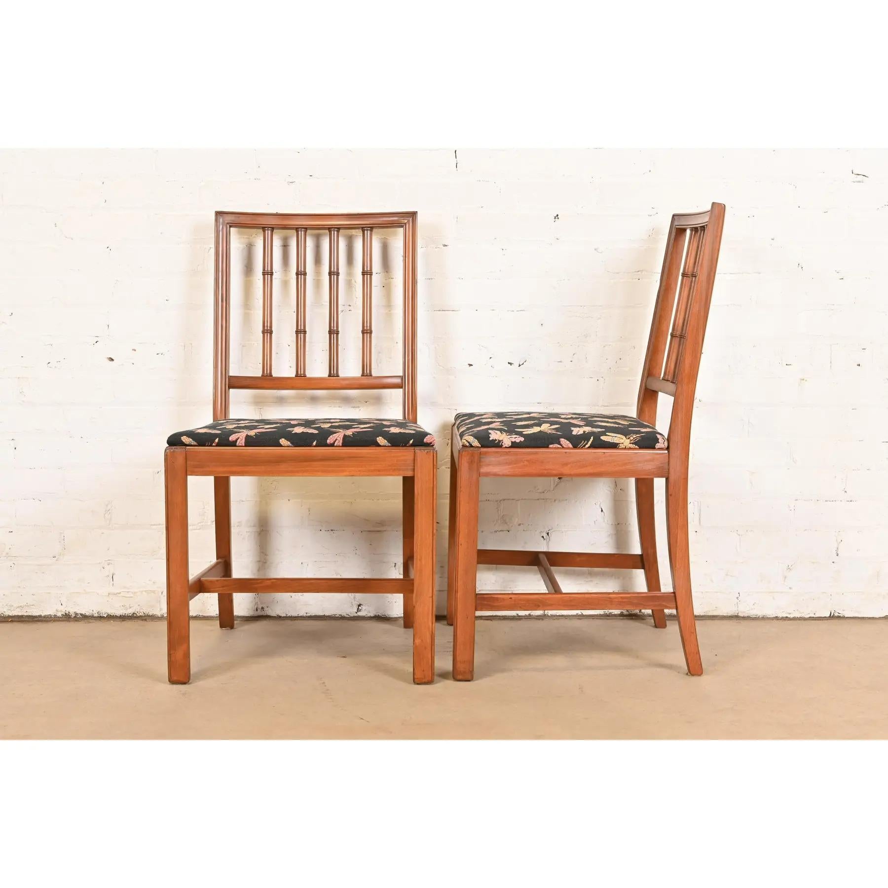 Sedie laterali o sedie da pranzo in finto bambù in stile Henredon Regency intagliato in mogano in vendita 4