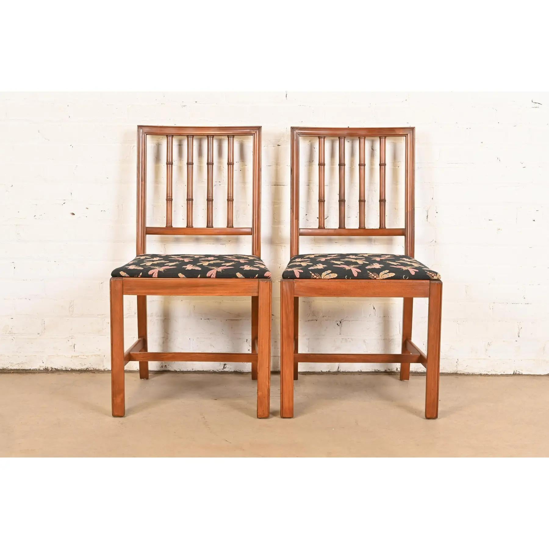 Americano Sedie laterali o sedie da pranzo in finto bambù in stile Henredon Regency intagliato in mogano in vendita