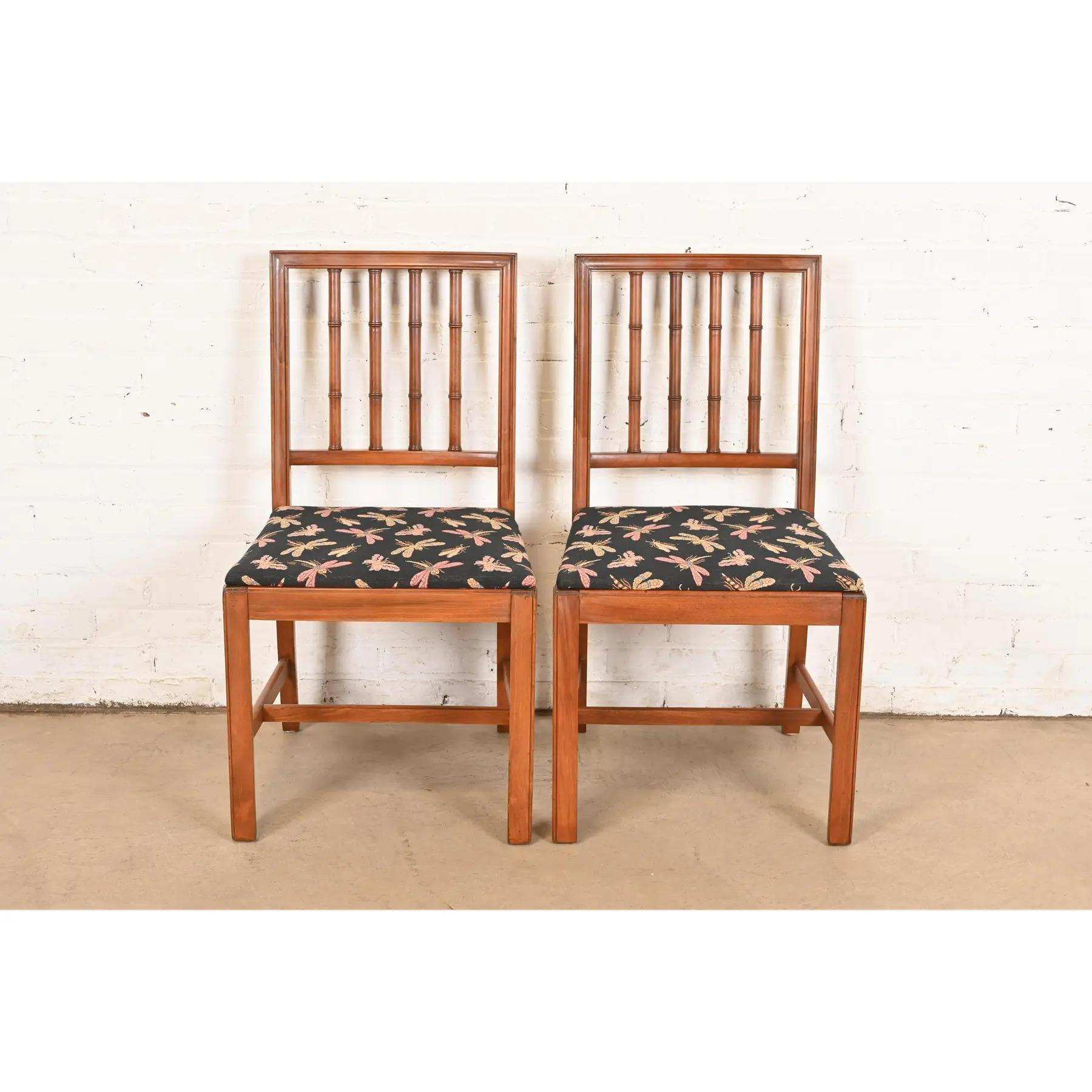 Sedie laterali o sedie da pranzo in finto bambù in stile Henredon Regency intagliato in mogano In condizioni buone in vendita a South Bend, IN