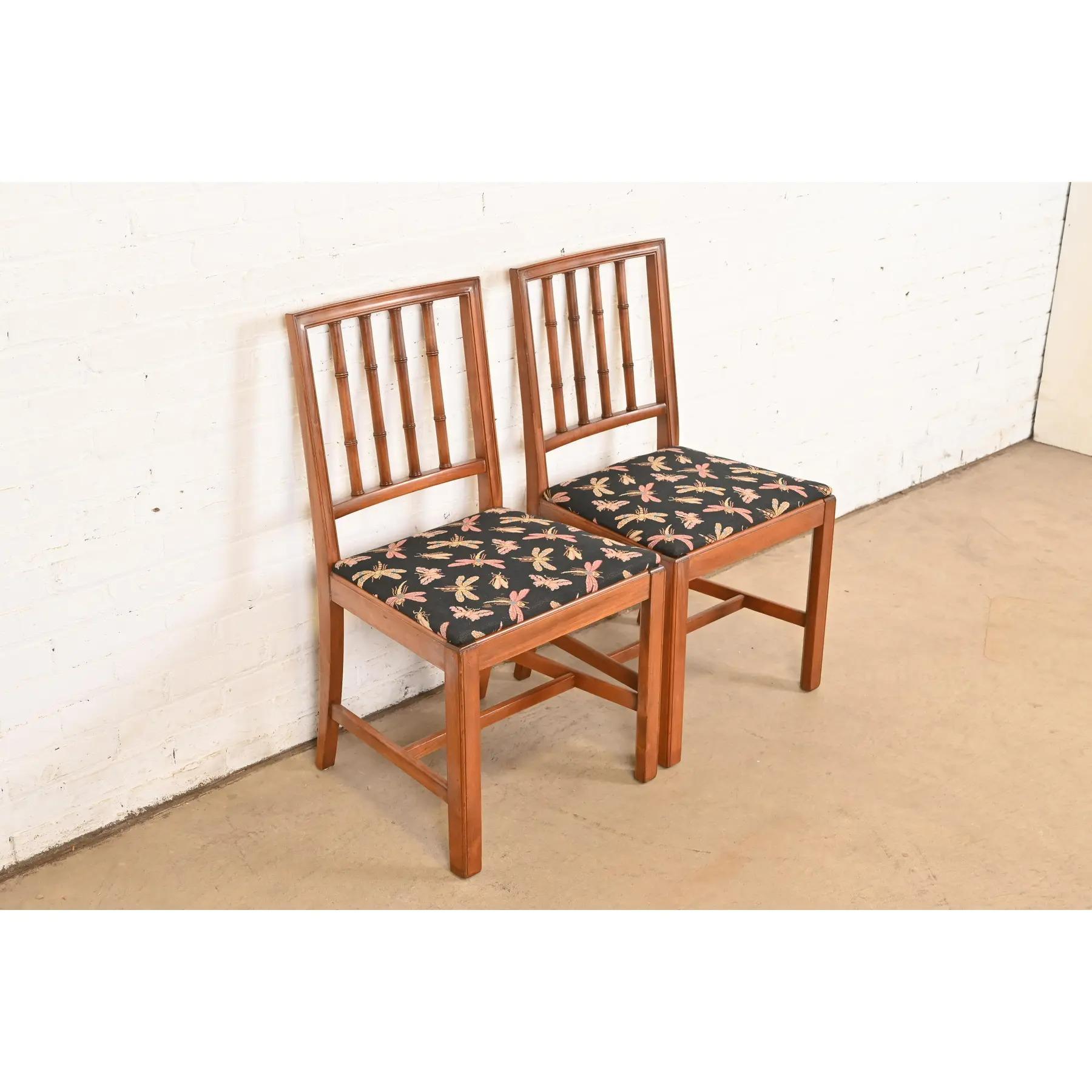 Fine XX secolo Sedie laterali o sedie da pranzo in finto bambù in stile Henredon Regency intagliato in mogano in vendita