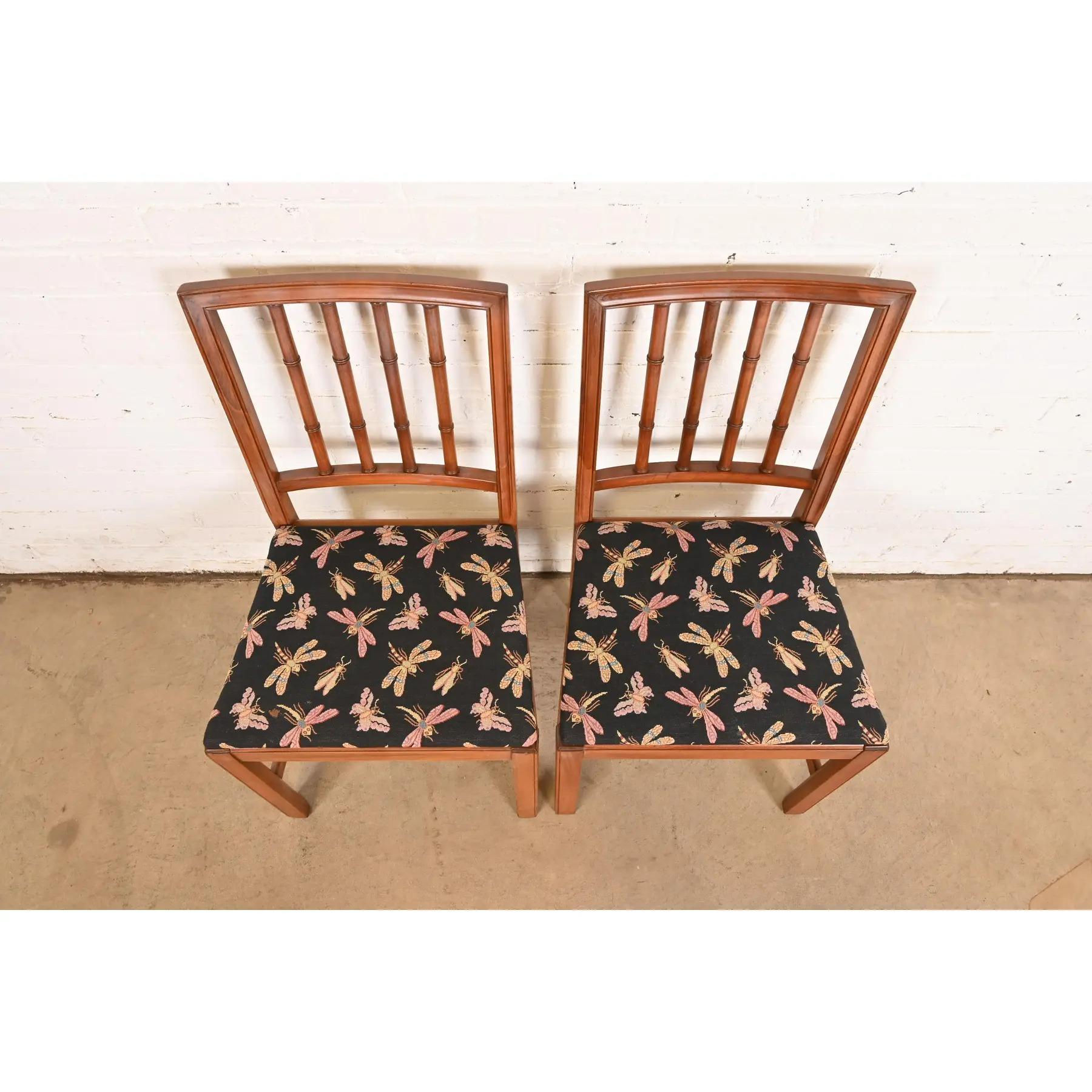 Tappezzeria Sedie laterali o sedie da pranzo in finto bambù in stile Henredon Regency intagliato in mogano in vendita