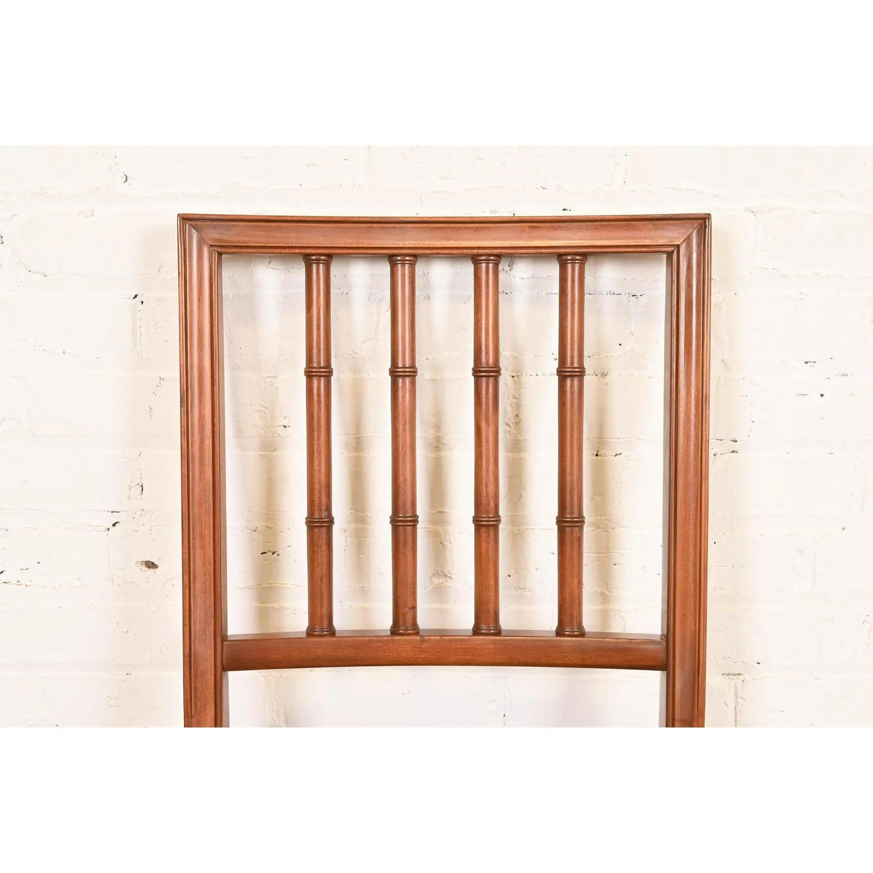 Sedie laterali o sedie da pranzo in finto bambù in stile Henredon Regency intagliato in mogano in vendita 1