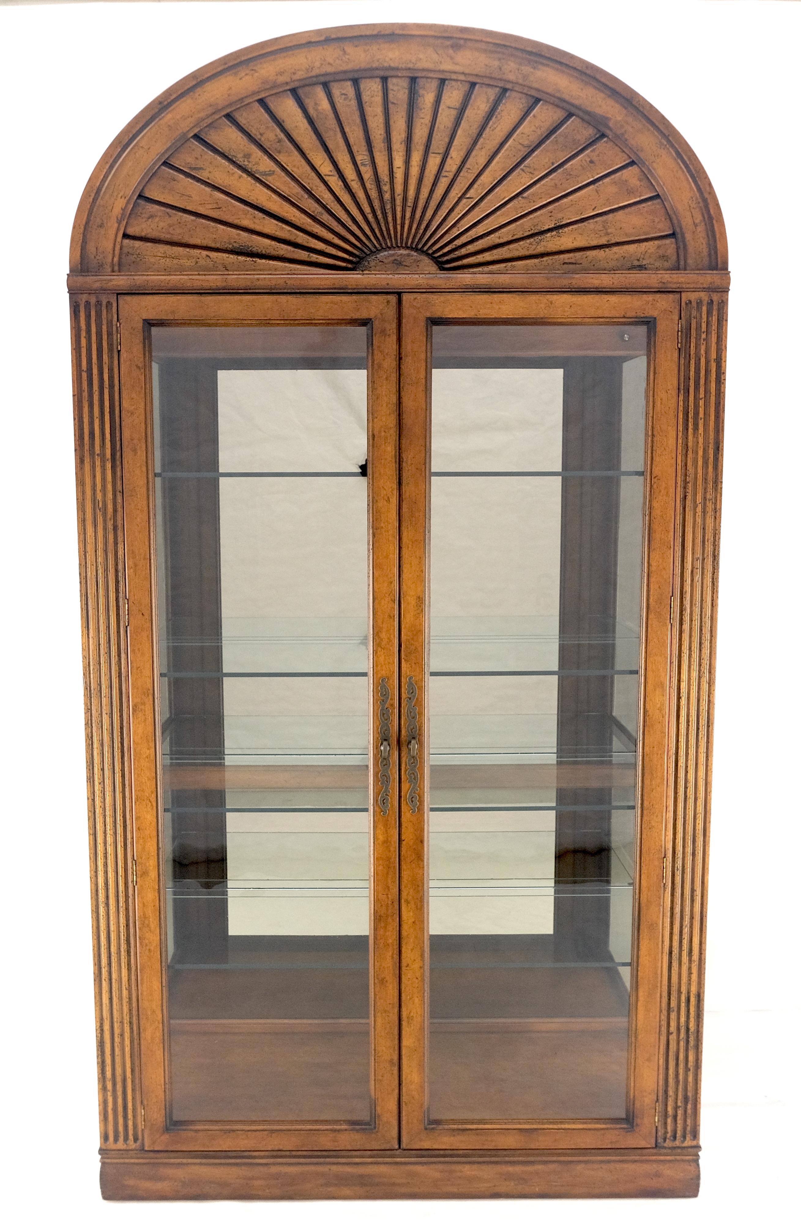 Mid-Century Modern Henredon Sunrise Dome Shape 2 étagères éclairées par porte en verre Curio Display Cabinet en vente