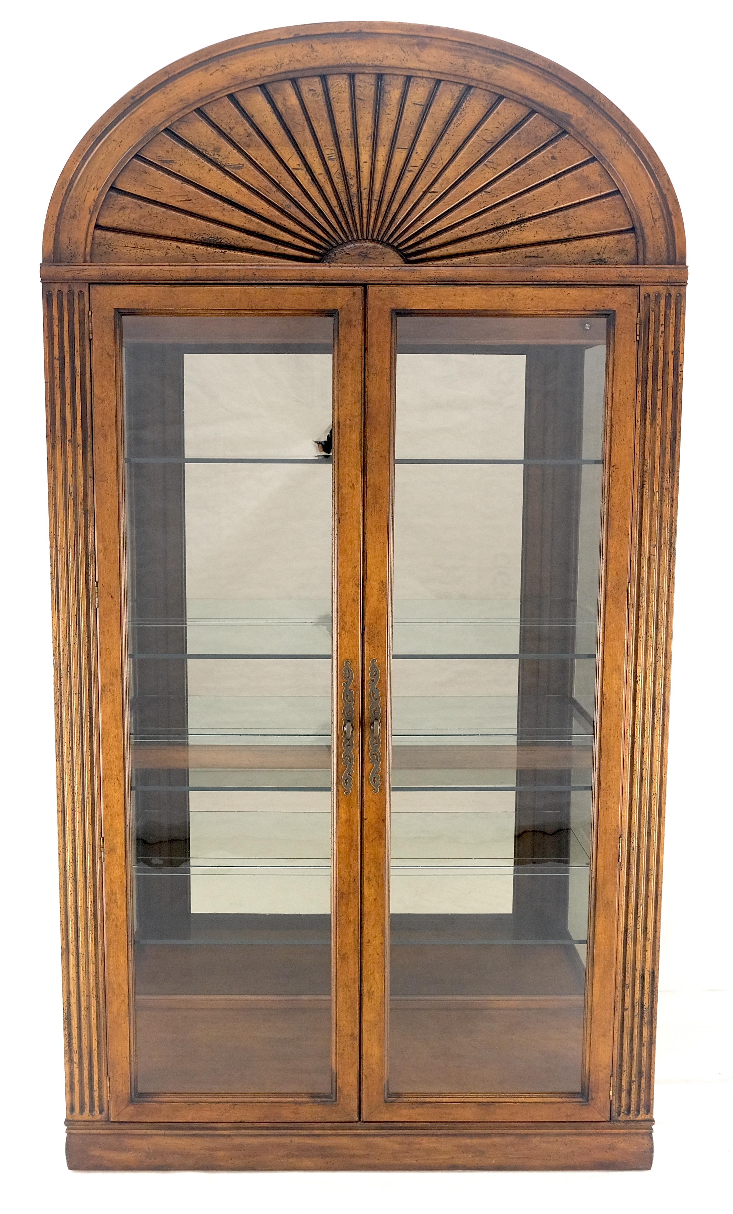 Laqué Henredon Sunrise Dome Shape 2 étagères éclairées par porte en verre Curio Display Cabinet en vente