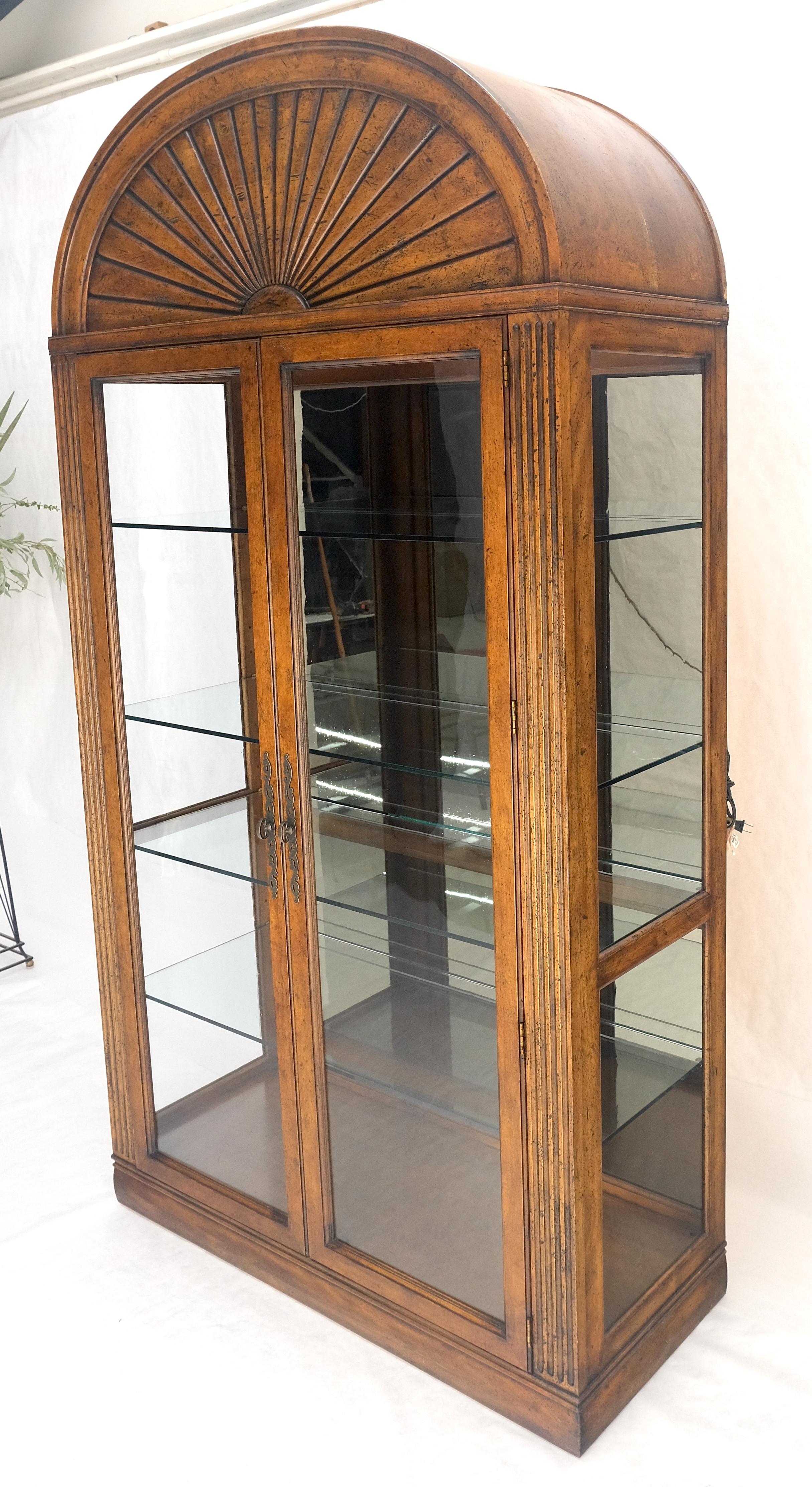 20ième siècle Henredon Sunrise Dome Shape 2 étagères éclairées par porte en verre Curio Display Cabinet en vente