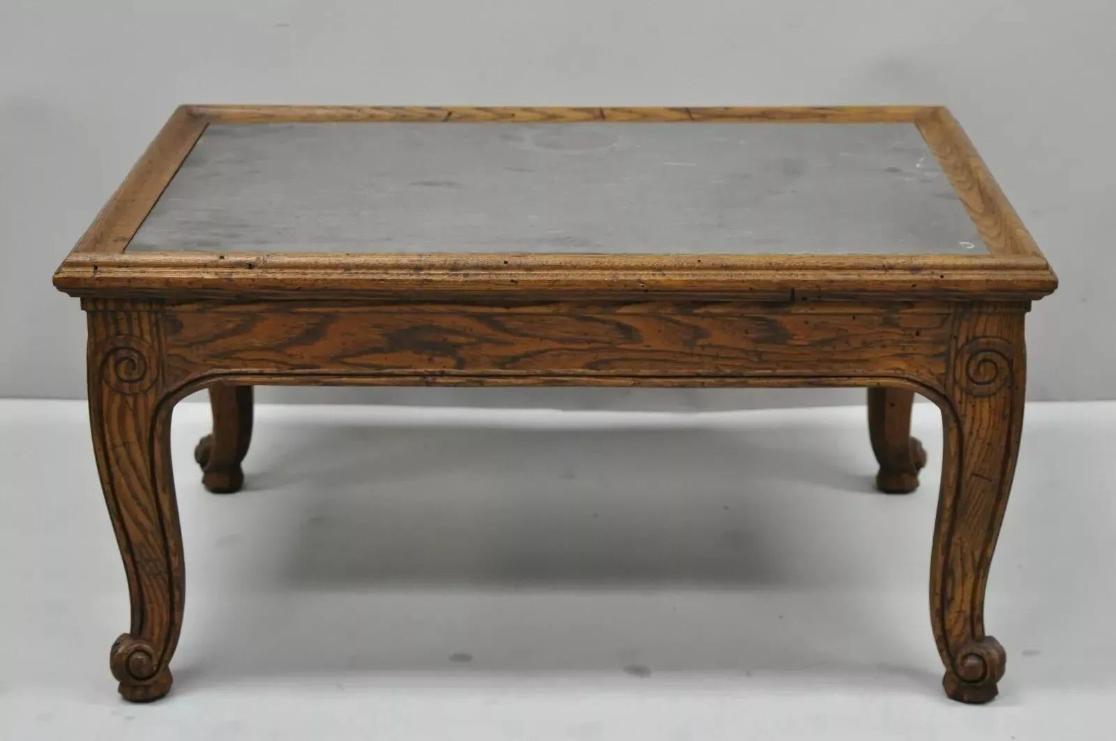 Table d'appoint basse à plateau en ardoise en bois de chêne sculpté de style français Townes & Country. Cet article se caractérise par une base en bois de chêne massif, un plateau amovible en ardoise, un magnifique grain de bois, des pieds en