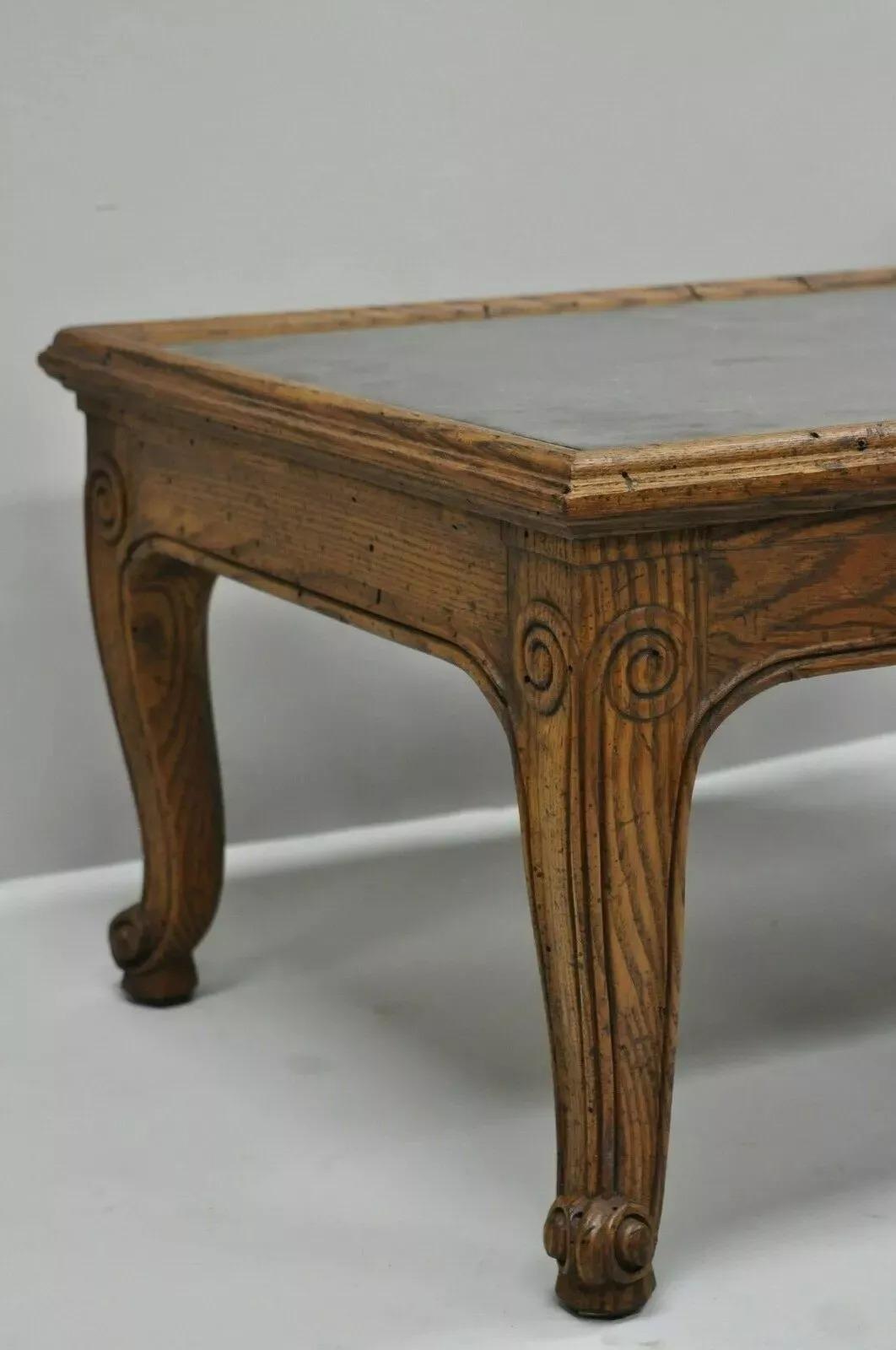 Autre Table basse de style français Henredon Town & Country en chêne sculpté avec plateau en ardoise en vente