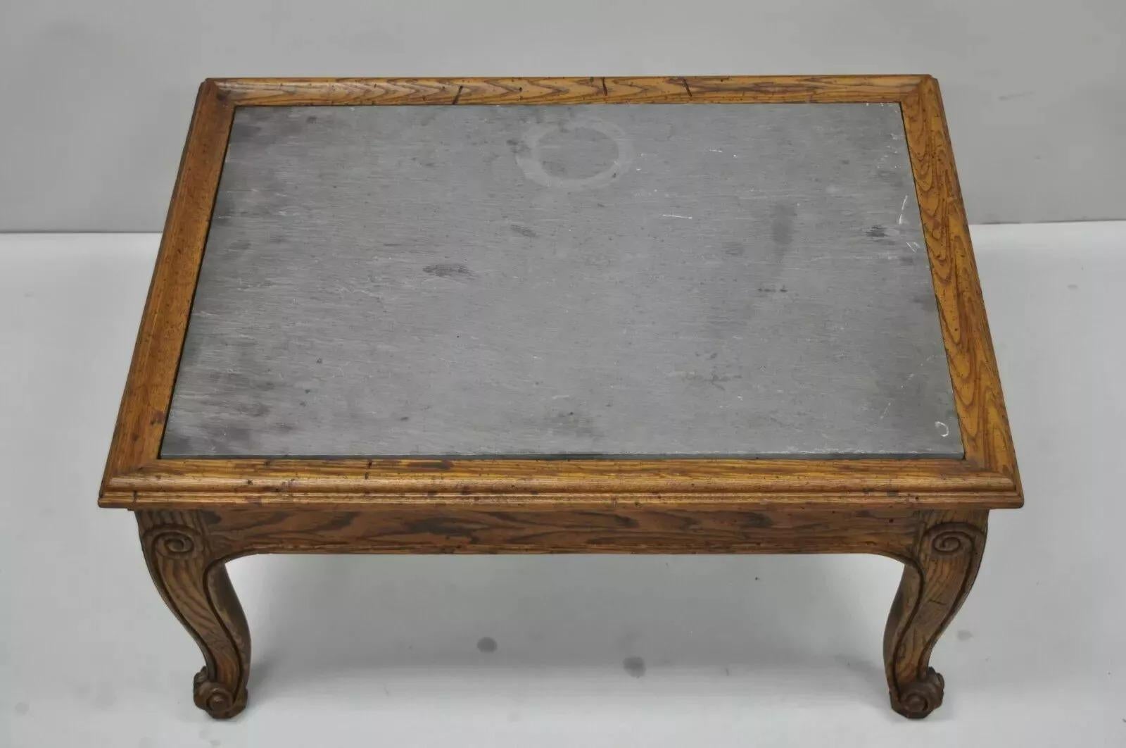 Inconnu Table basse de style français Henredon Town & Country en chêne sculpté avec plateau en ardoise en vente