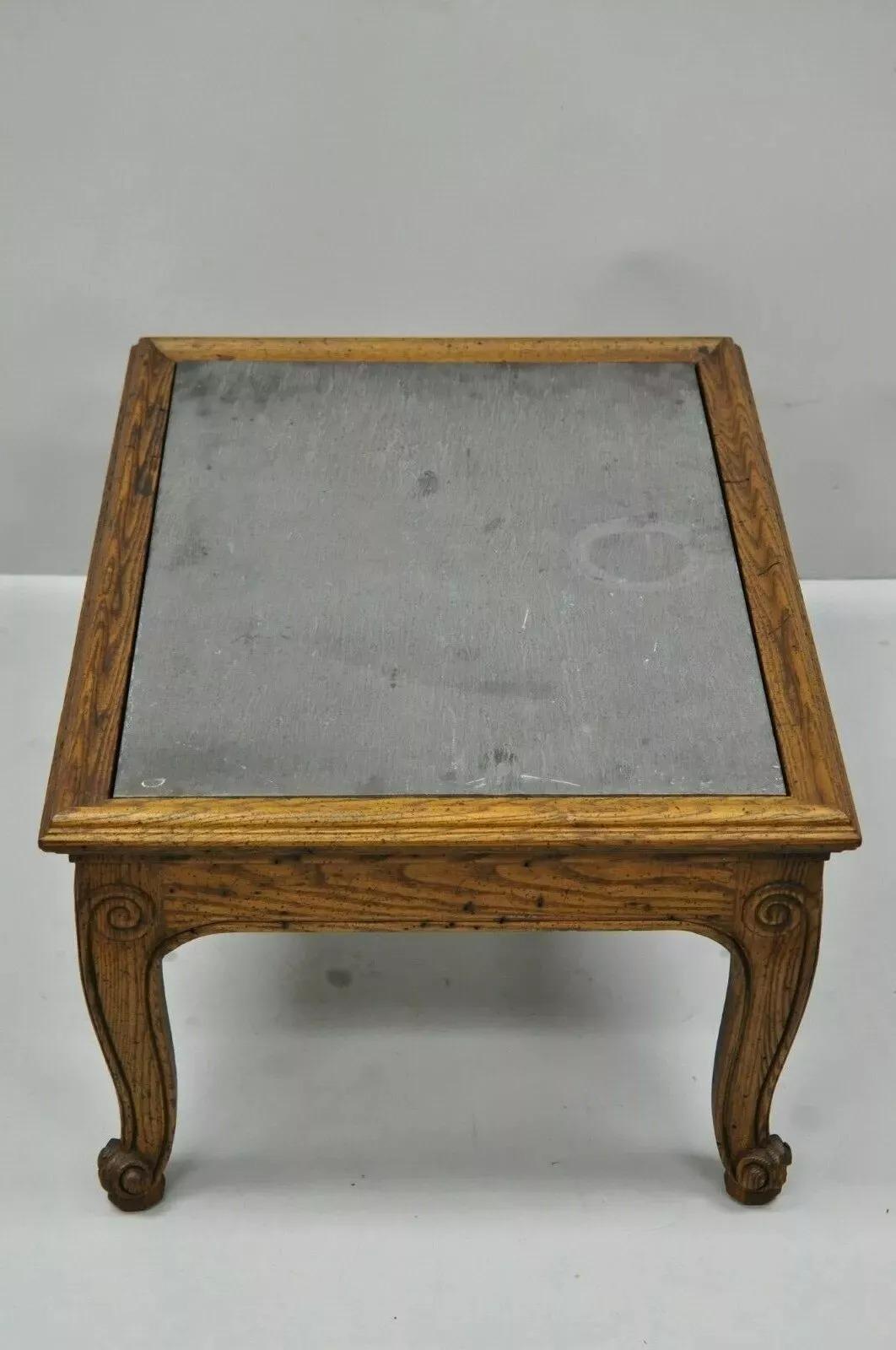 Table basse de style français Henredon Town & Country en chêne sculpté avec plateau en ardoise Bon état - En vente à Philadelphia, PA
