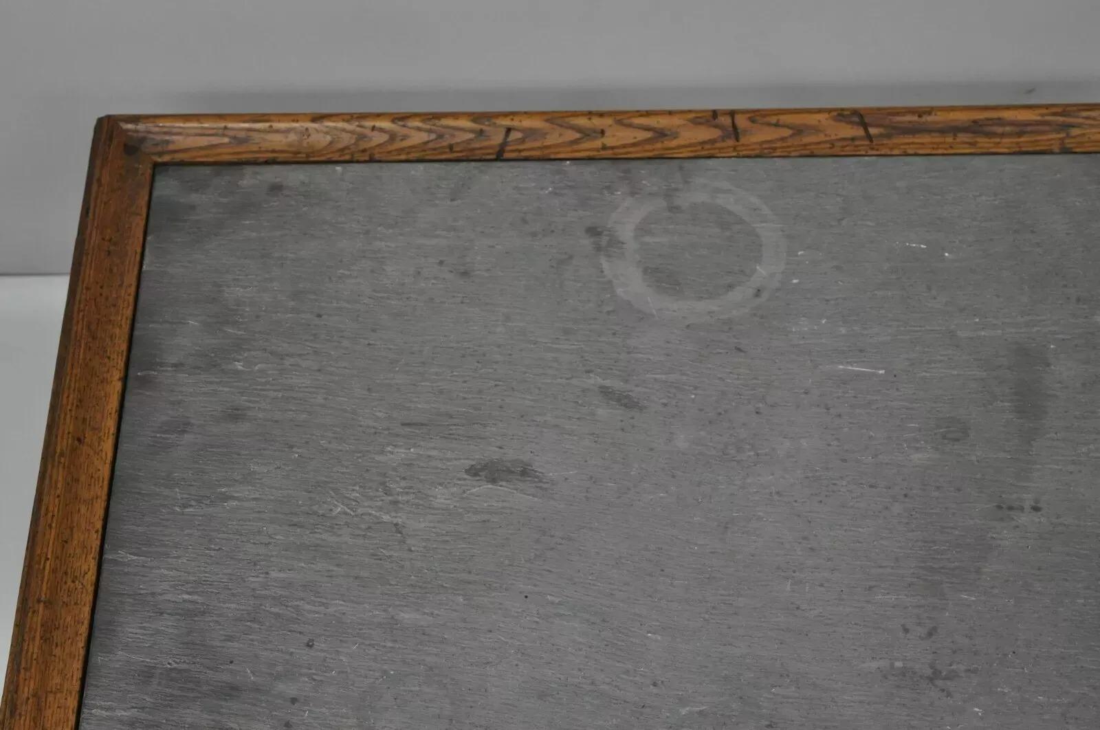 20ième siècle Table basse de style français Henredon Town & Country en chêne sculpté avec plateau en ardoise en vente