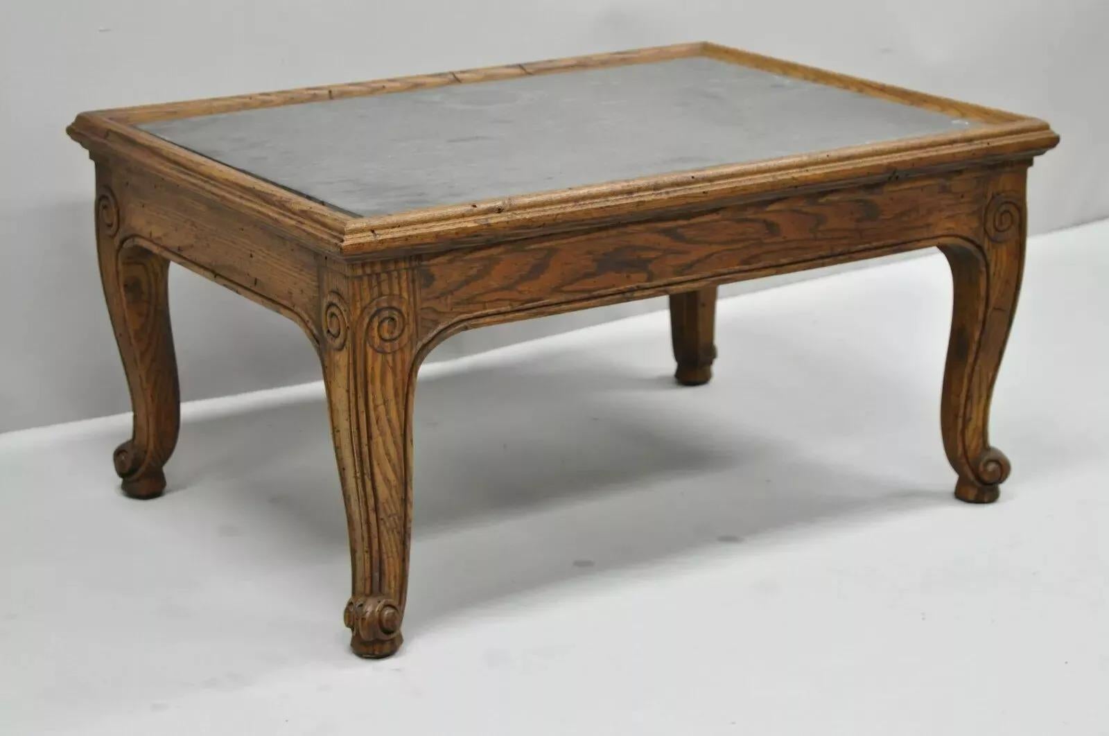 Table basse de style français Henredon Town & Country en chêne sculpté avec plateau en ardoise en vente 2