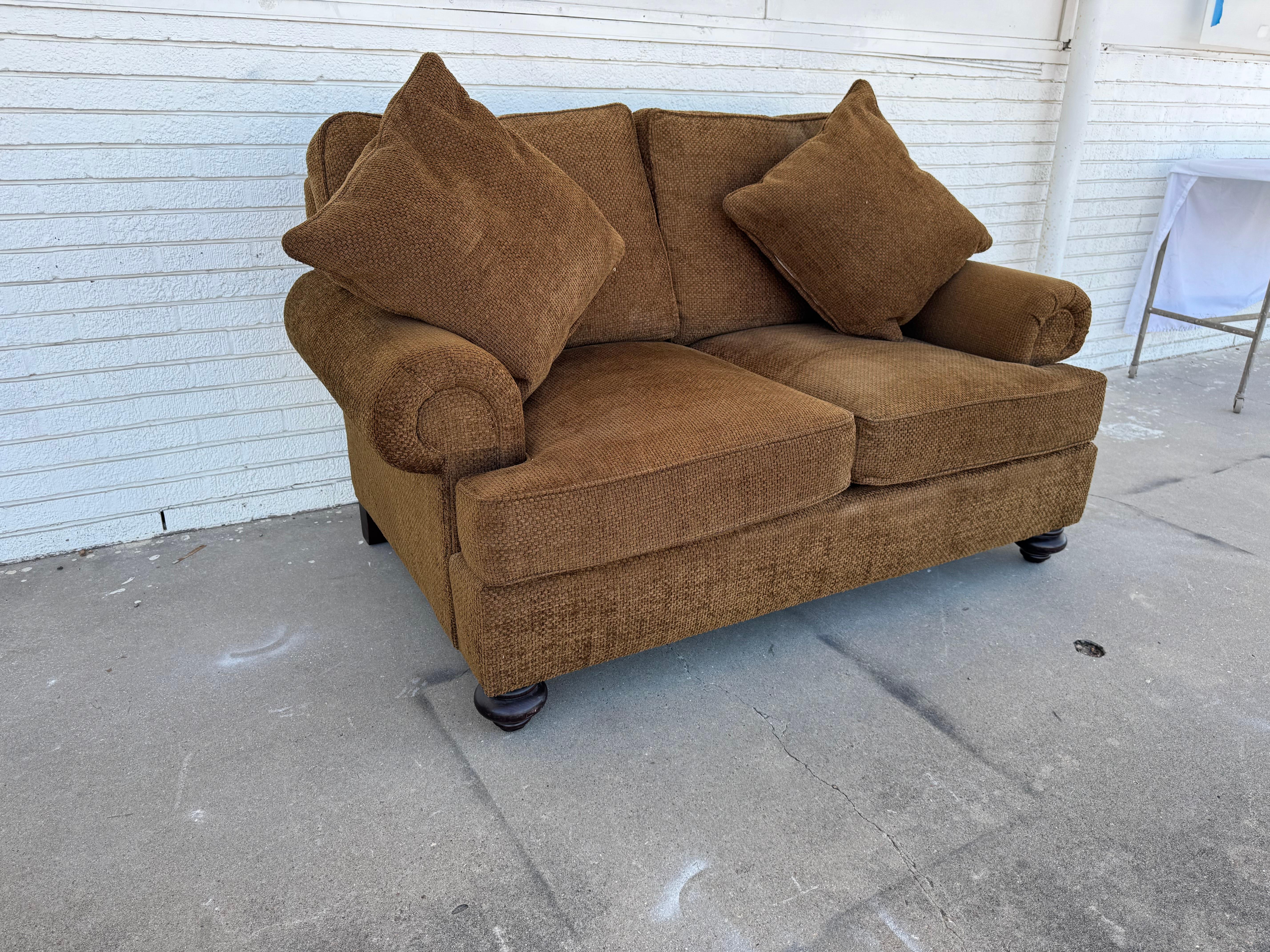 This loveseat comes from the Henredon Upholstery Collection.
Its made in a traditional American style.
It comes with 2 pillows.
A very comfortable loveseat.