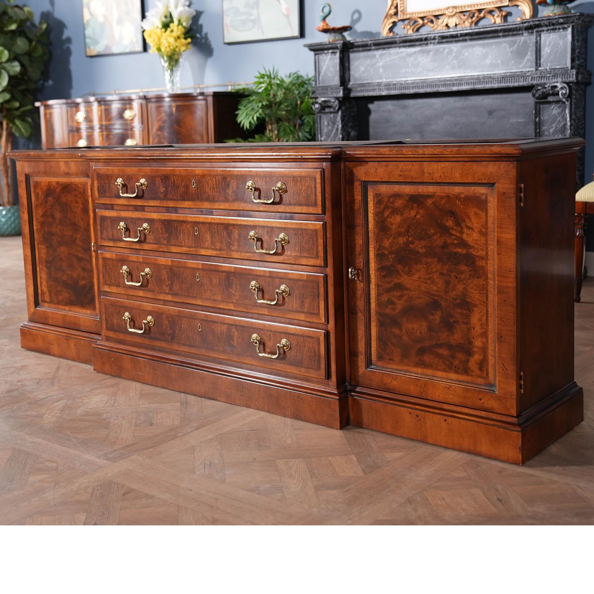 Henredon Vintage Breakfront (Renaissance) im Angebot