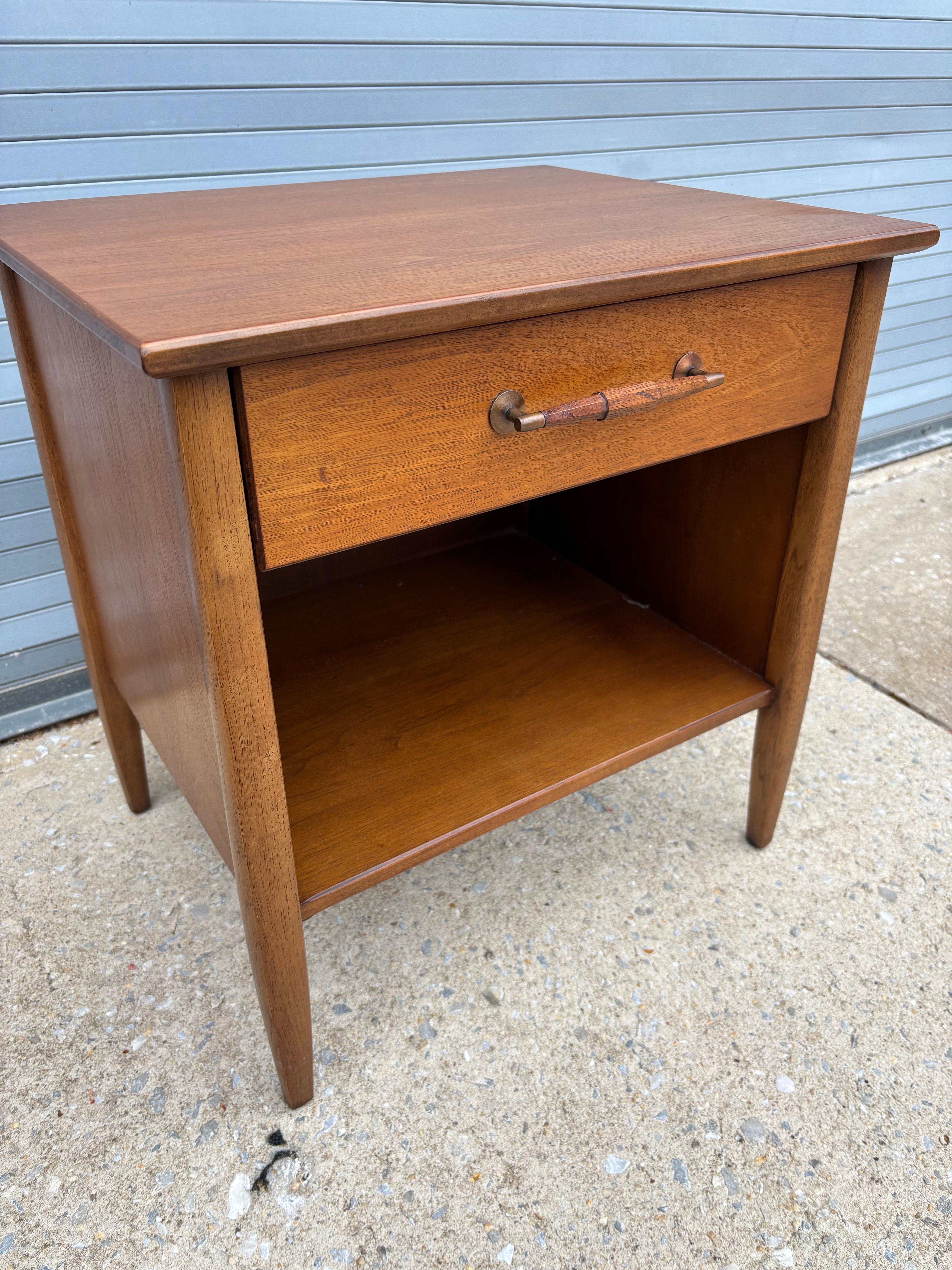 Mid-Century Modern Henredon Walnut 1 Drawer Nightstand For Sale