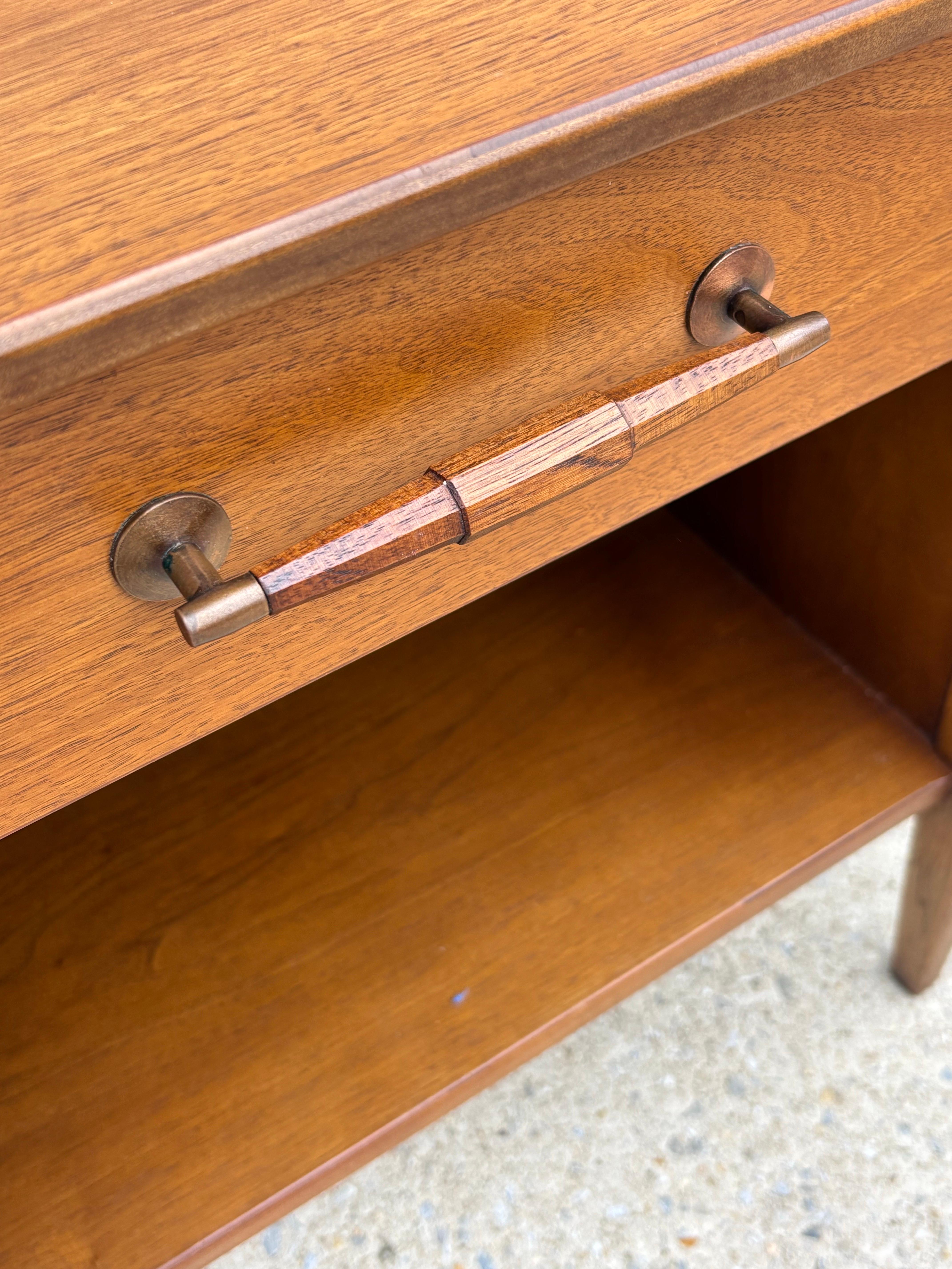 American Henredon Walnut 1 Drawer Nightstand For Sale