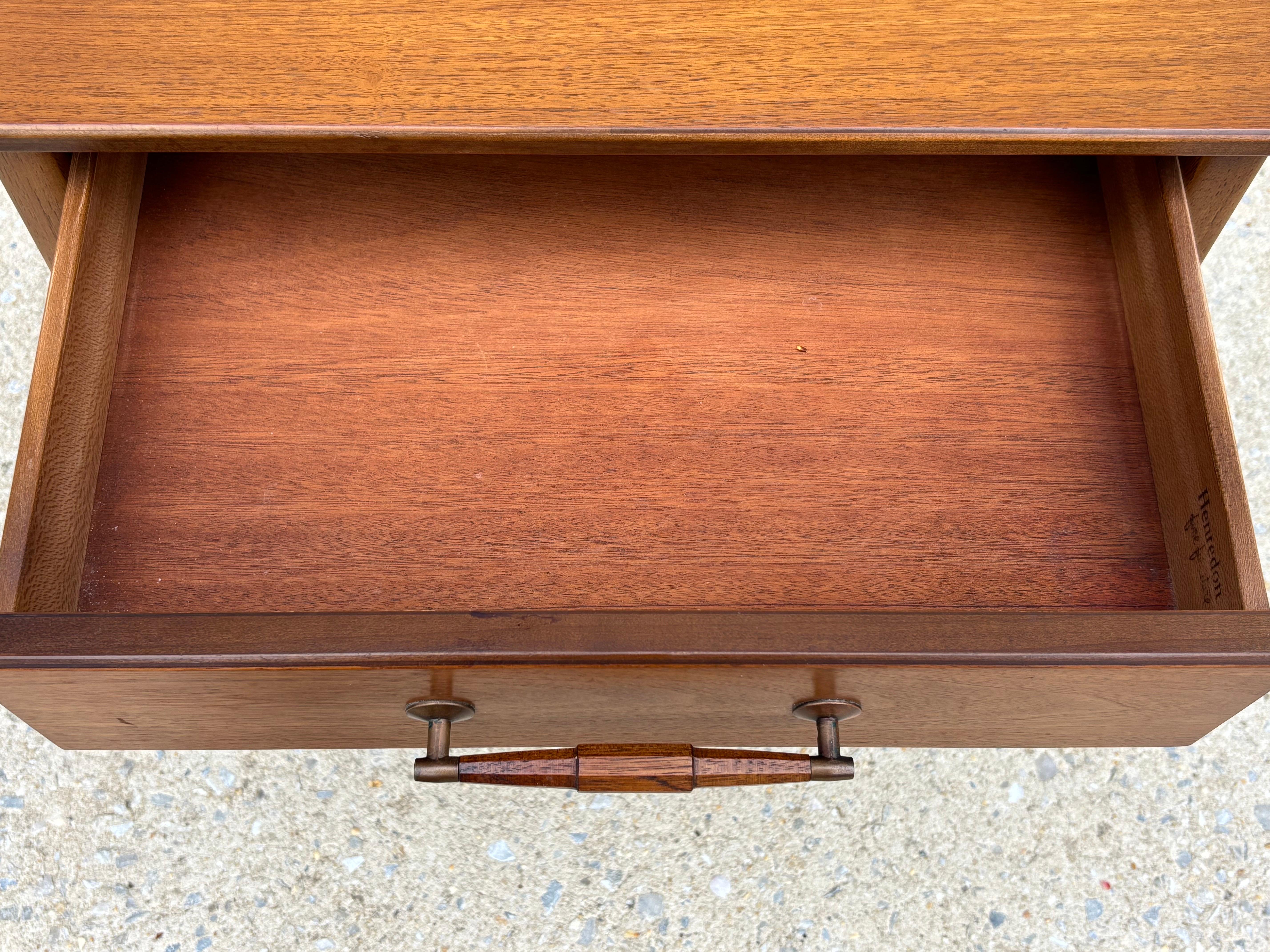 Henredon Walnut 1 Drawer Nightstand In Good Condition For Sale In Philadelphia, PA