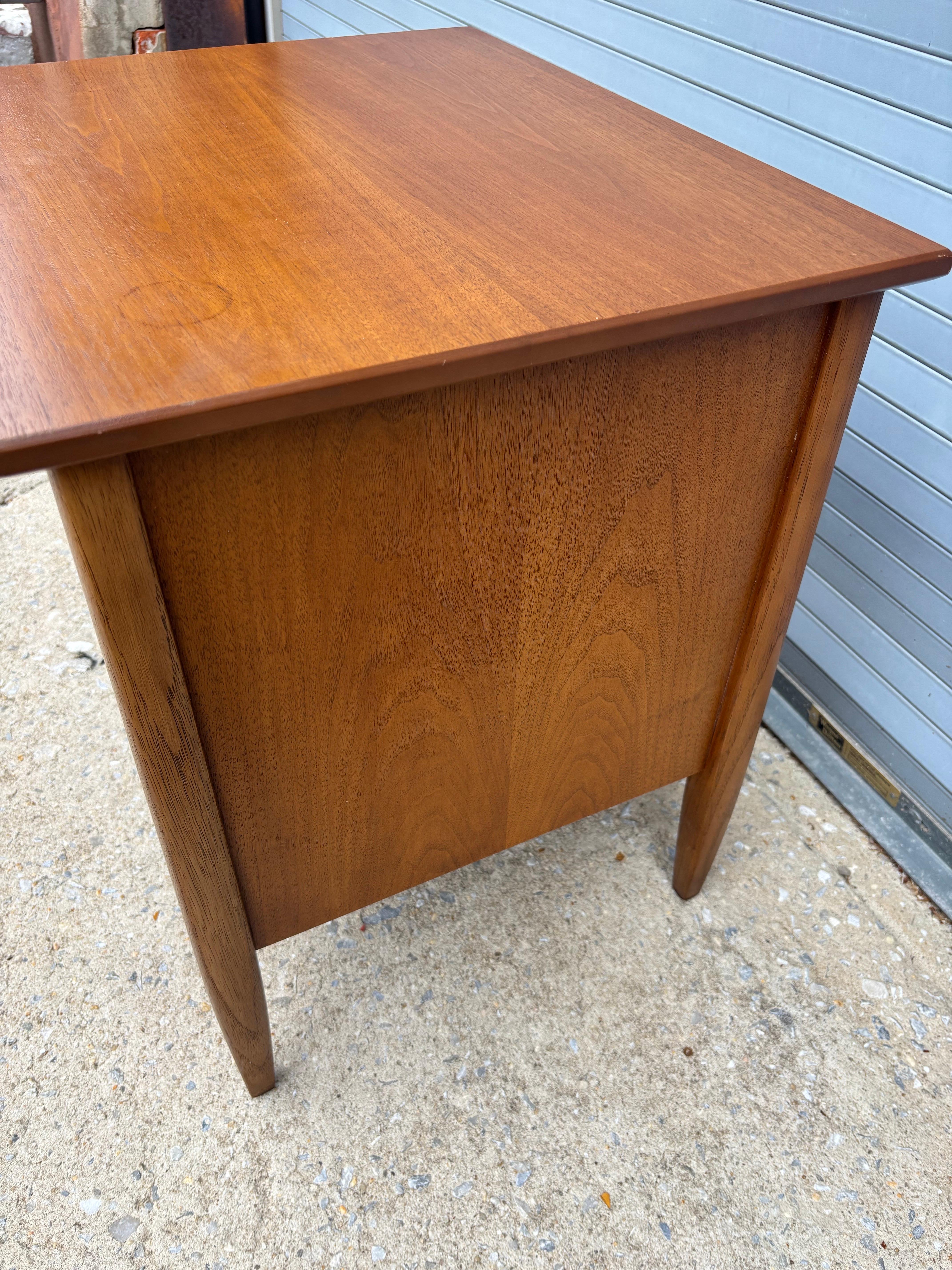 Mid-20th Century Henredon Walnut 1 Drawer Nightstand For Sale