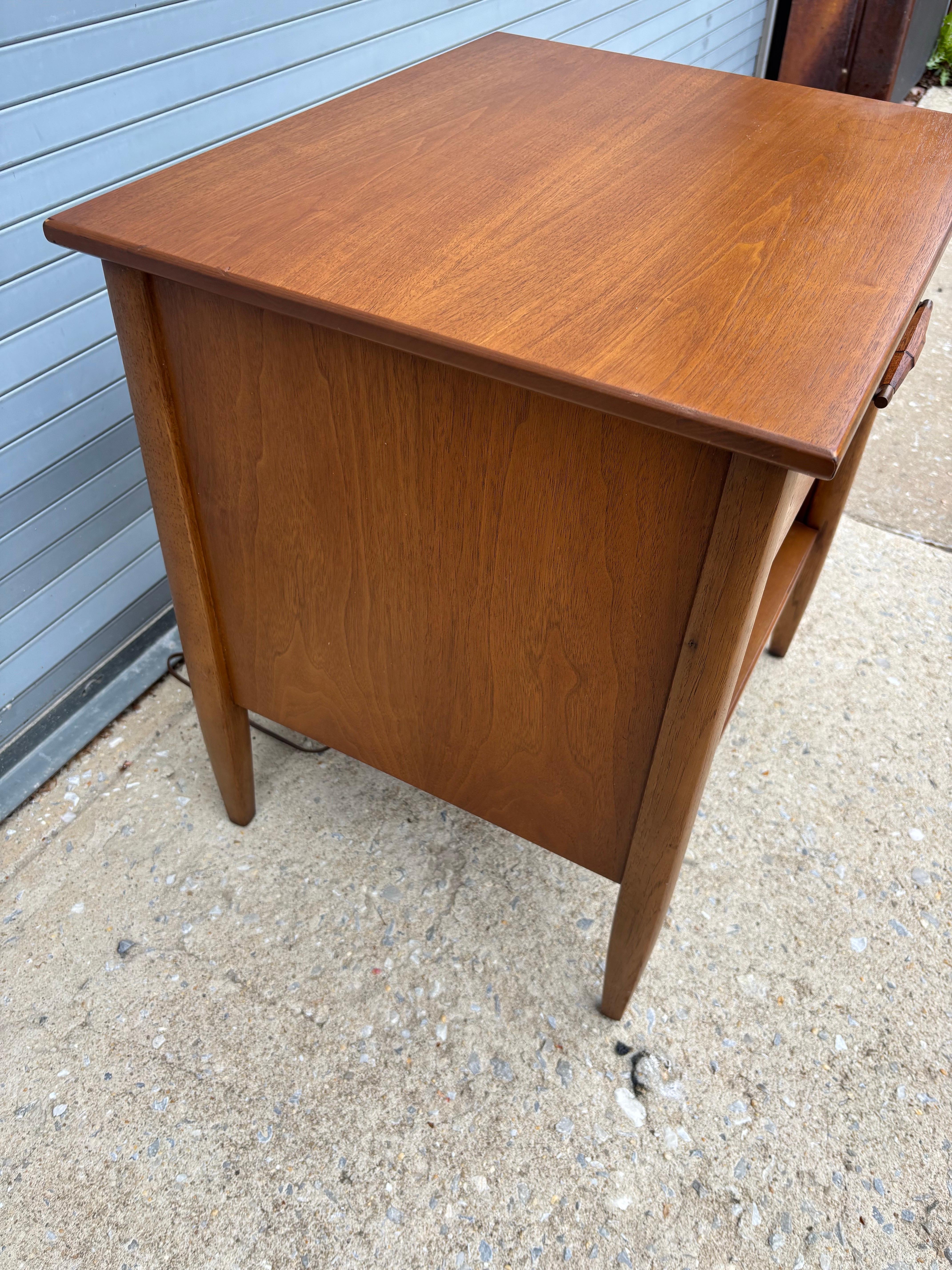 Henredon Walnut 1 Drawer Nightstand For Sale 2