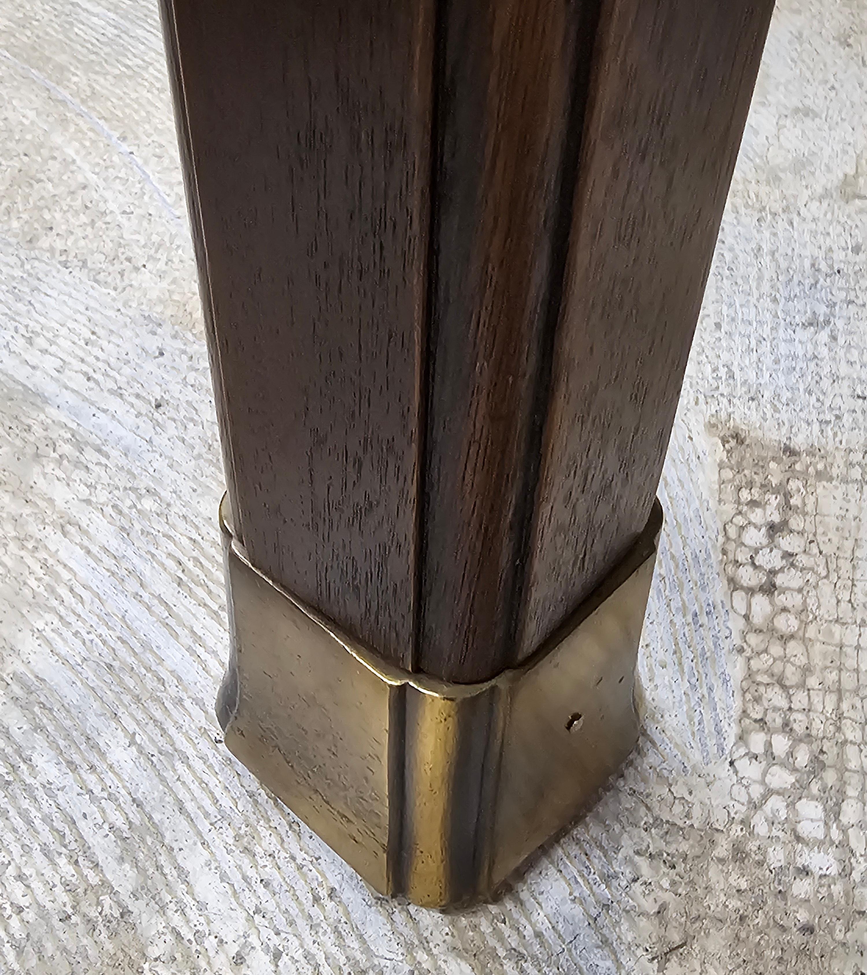Henredon-Schreibtisch aus Nussbaumholz und Messing mit Fassungen im Angebot 3