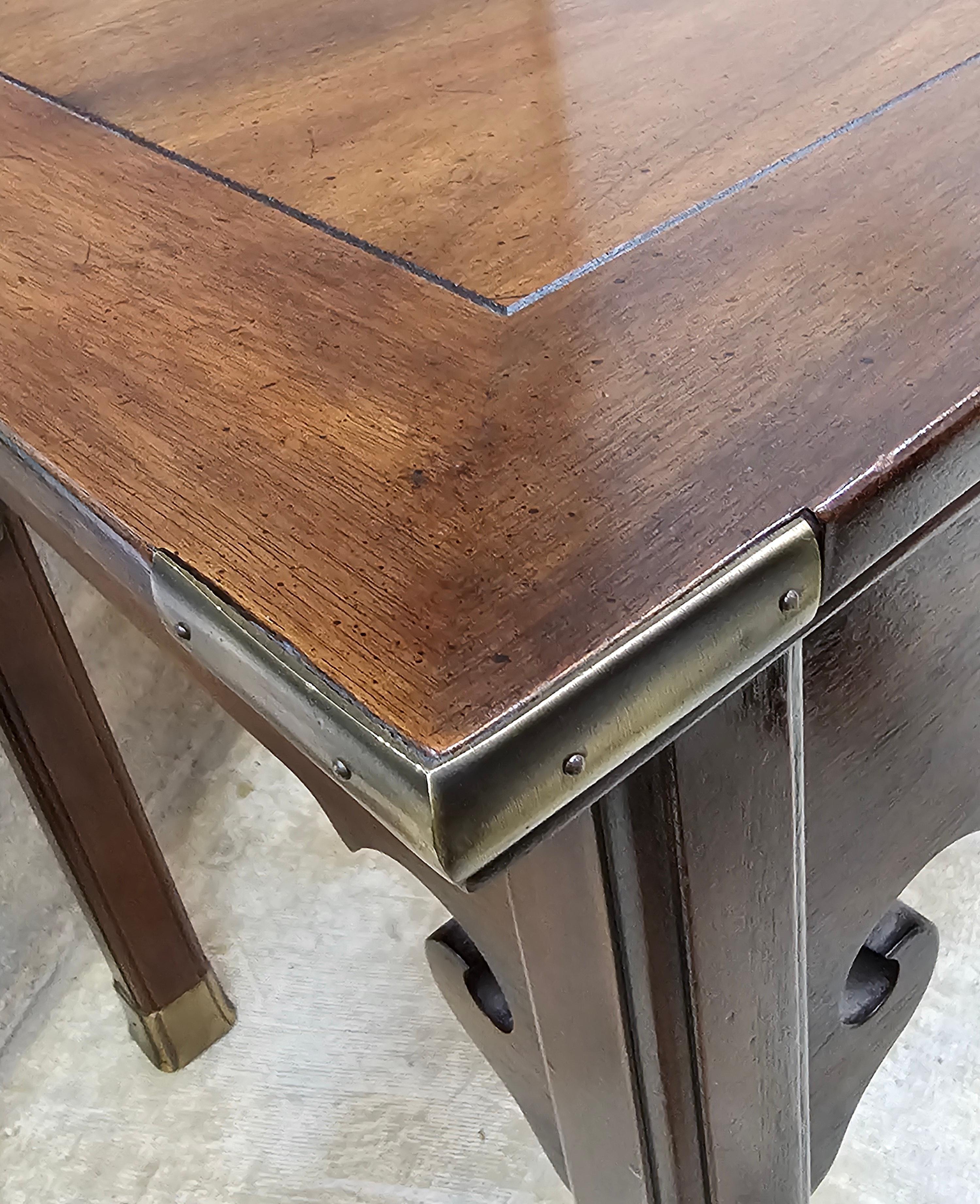 Henredon-Schreibtisch aus Nussbaumholz und Messing mit Fassungen im Angebot 4