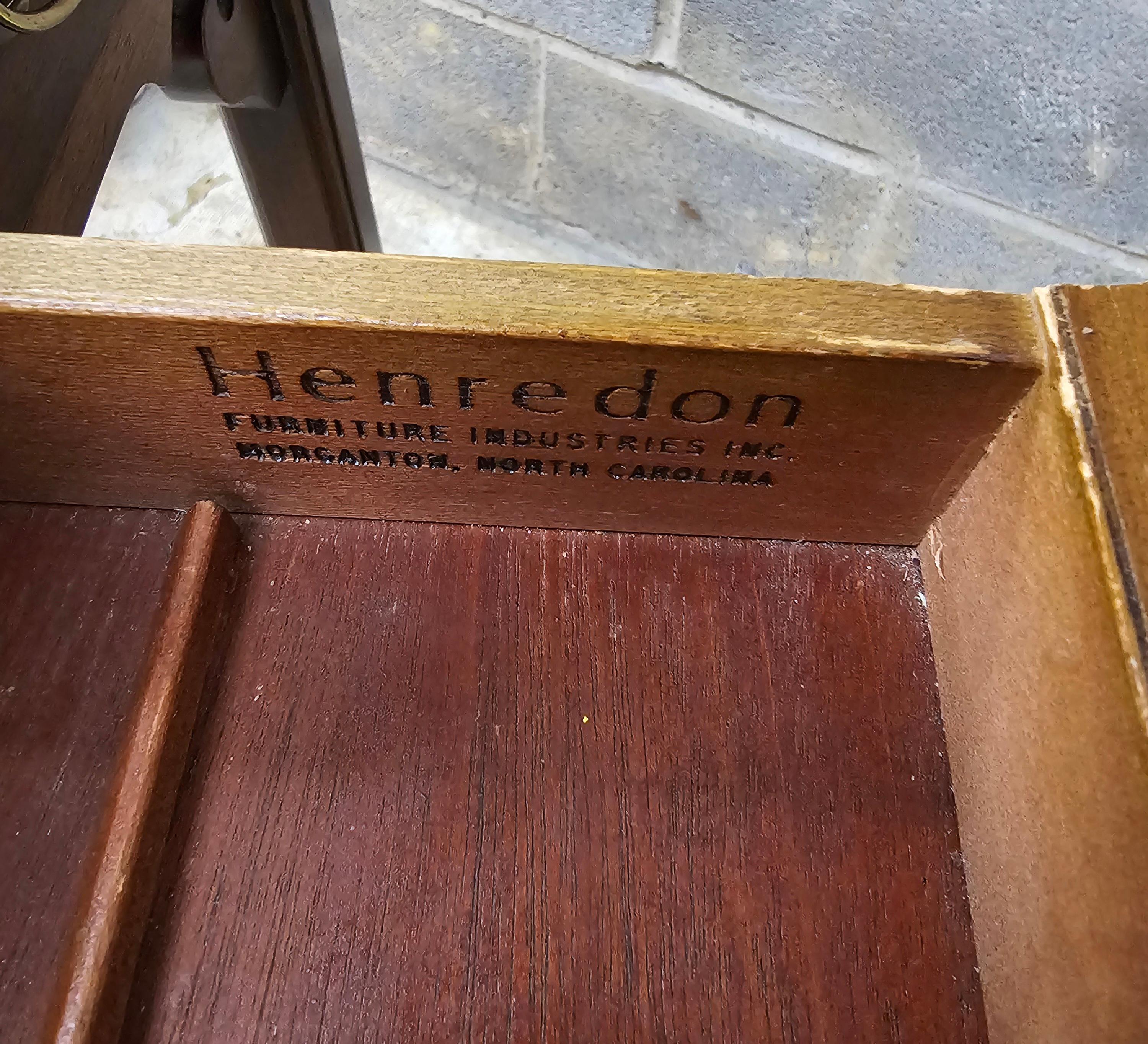Henredon-Schreibtisch aus Nussbaumholz und Messing mit Fassungen im Angebot 6