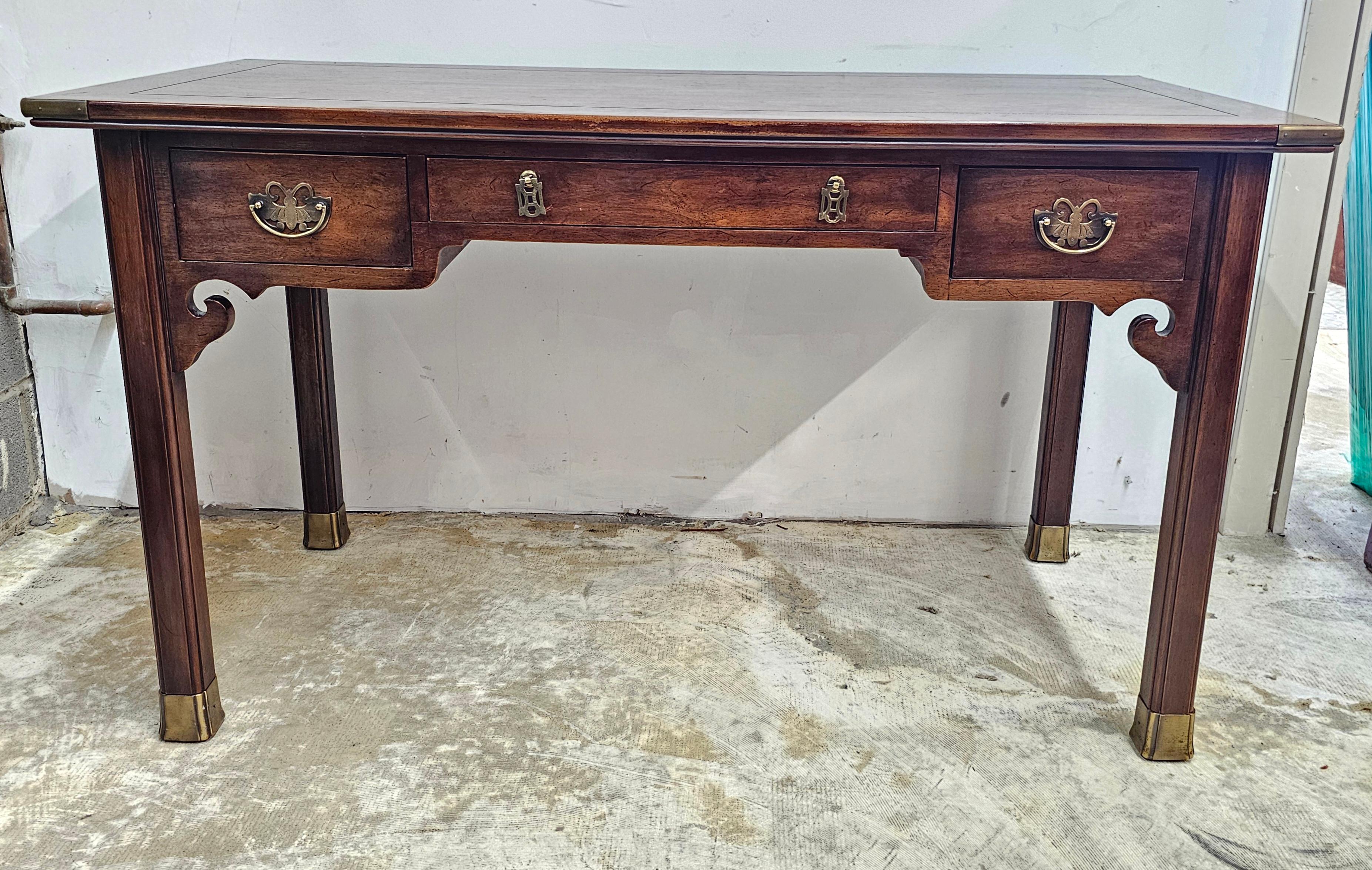 Henredon-Schreibtisch aus Nussbaumholz und Messing mit Fassungen im Angebot 8
