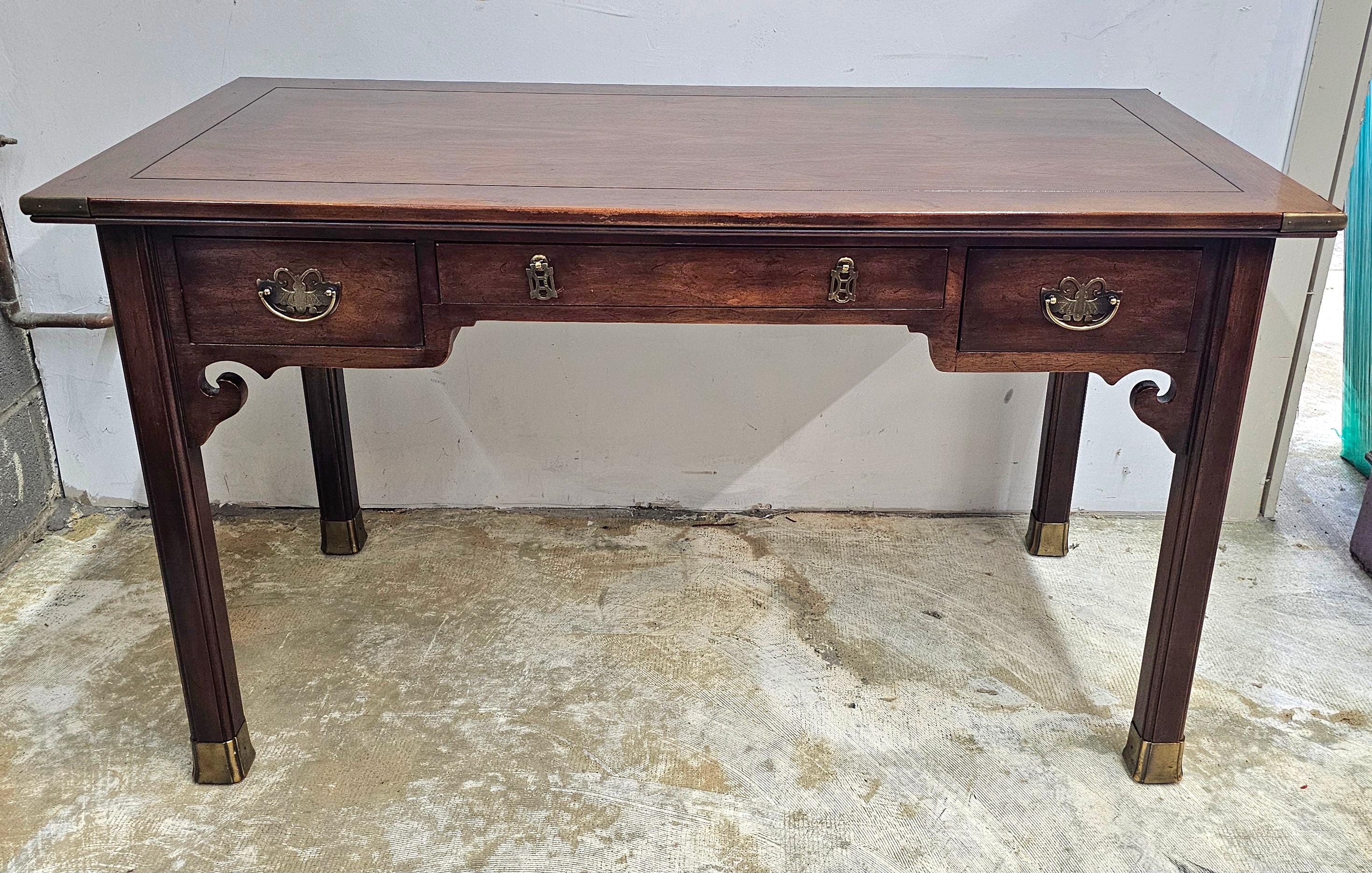 Henredon-Schreibtisch aus Nussbaumholz und Messing mit Fassungen im Angebot 9