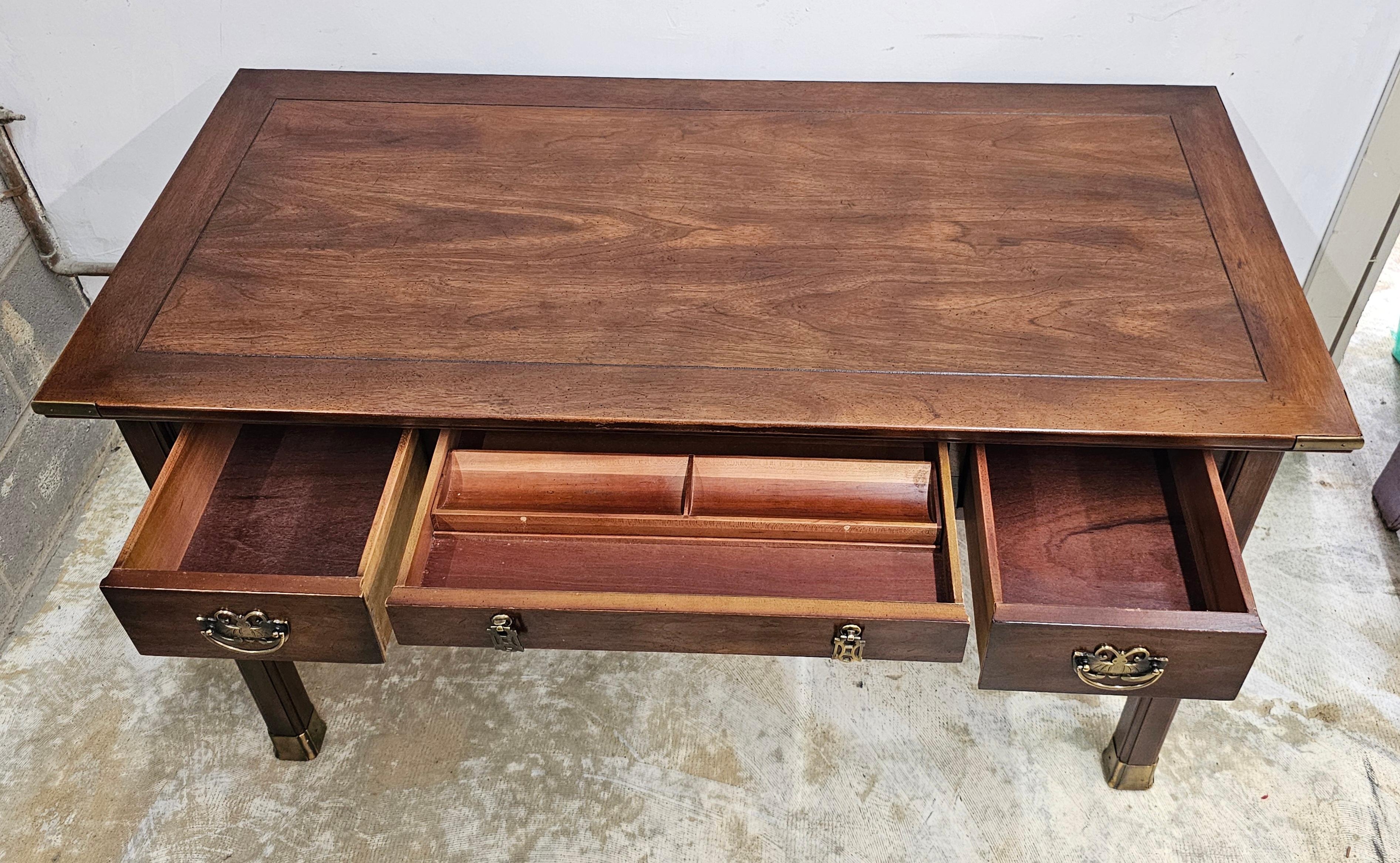 Henredon-Schreibtisch aus Nussbaumholz und Messing mit Fassungen im Angebot 11