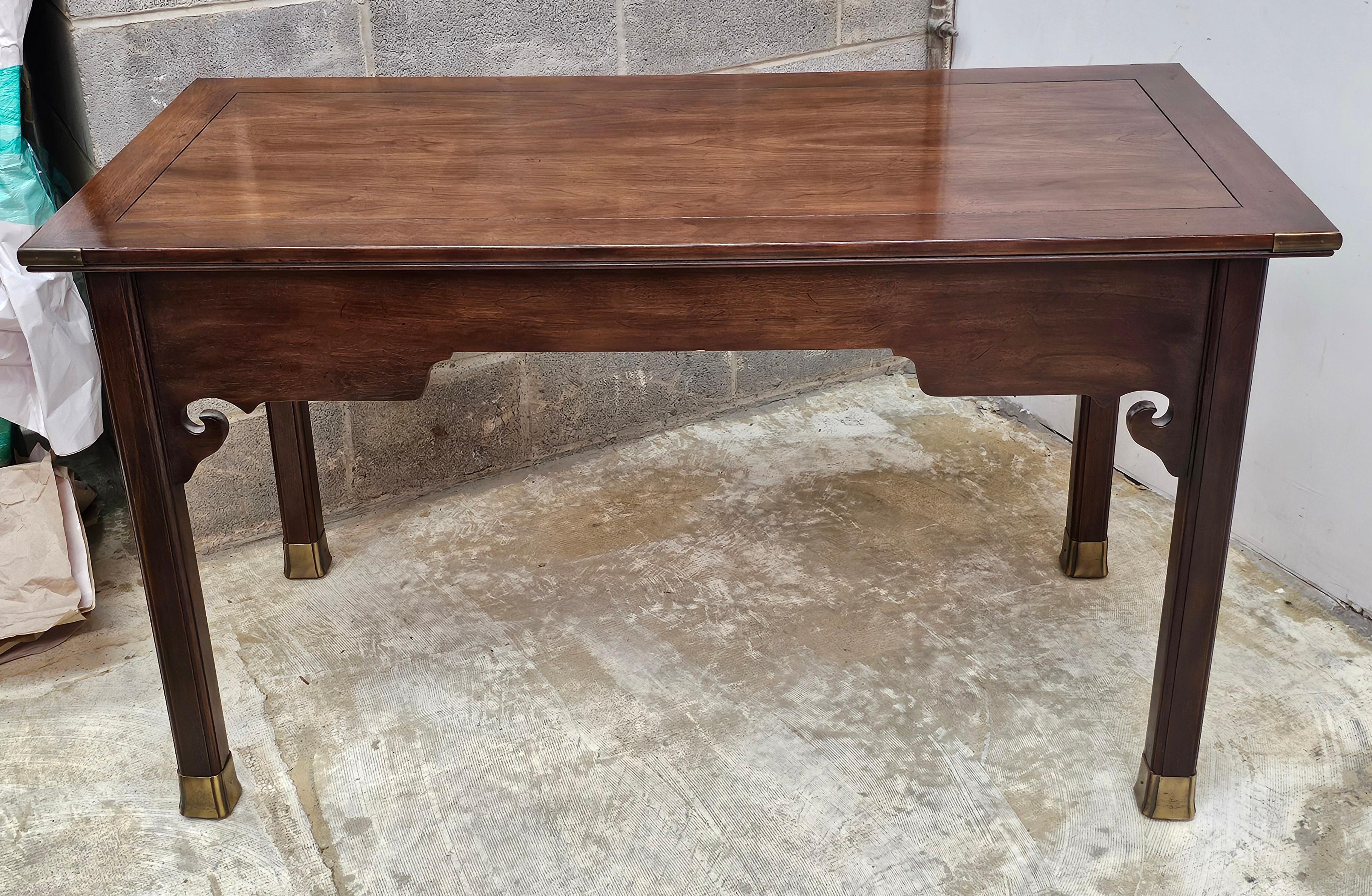 Henredon-Schreibtisch aus Nussbaumholz und Messing mit Fassungen im Angebot 2