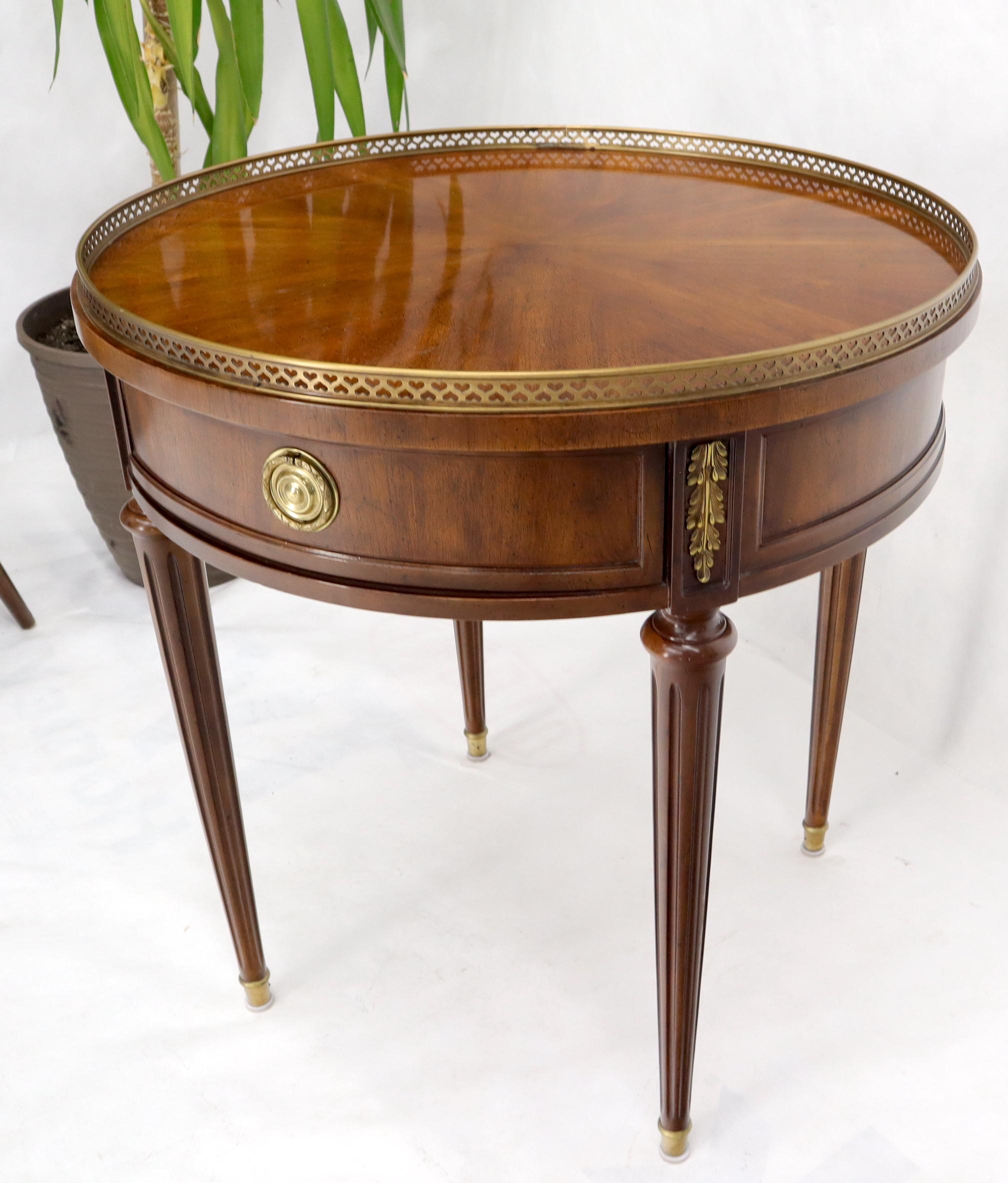 Henredon Walnut Brass Gallery One Drawer Round End Lamp Table Stand In Excellent Condition In Rockaway, NJ