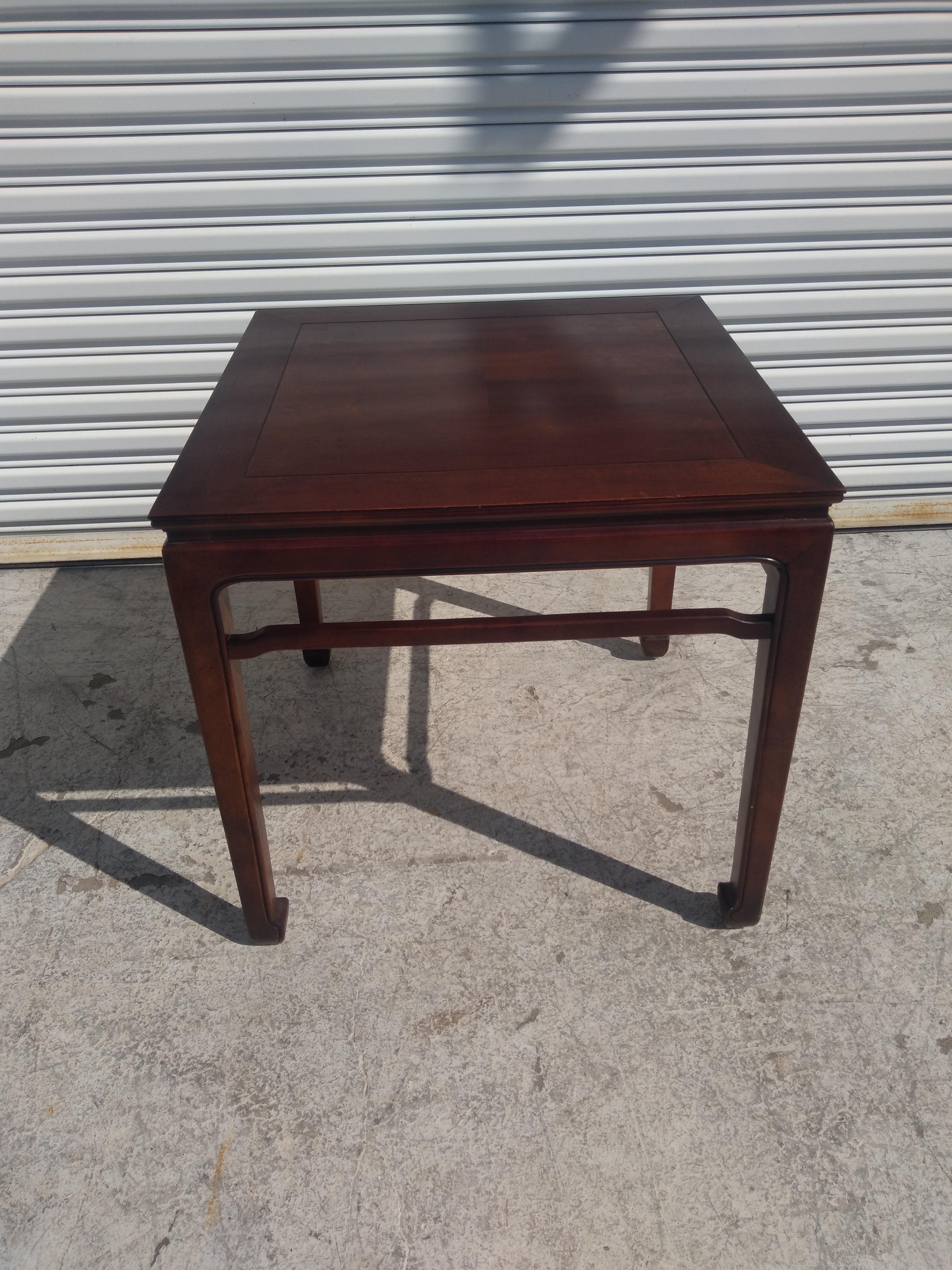 Henredon Walnut Ming Style Side Table In Good Condition For Sale In Pasadena, TX